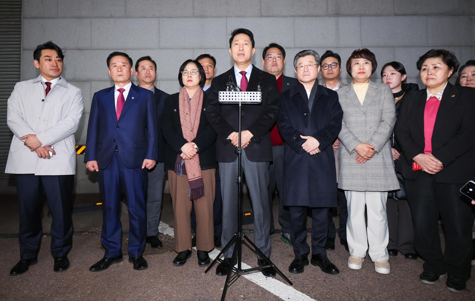 오세훈 서울시장이 9일 저녁 서울 중구의 한 식당에서 국민의힘 소속 구청장 및 시의원들과 만찬을 마친 뒤 국민의힘 결의문 채택에 관한 입장을 발표하고 있다.   국민의힘 의원 전원(106명, 권성동 의원 제외)은 이날 12·3 비상계엄에 대해 사과하고 윤석열 전 대통령의 정치 복귀에 분명한 반대 의사를 표하는 결의문을 채택했다. 2026.3.9/뉴스1