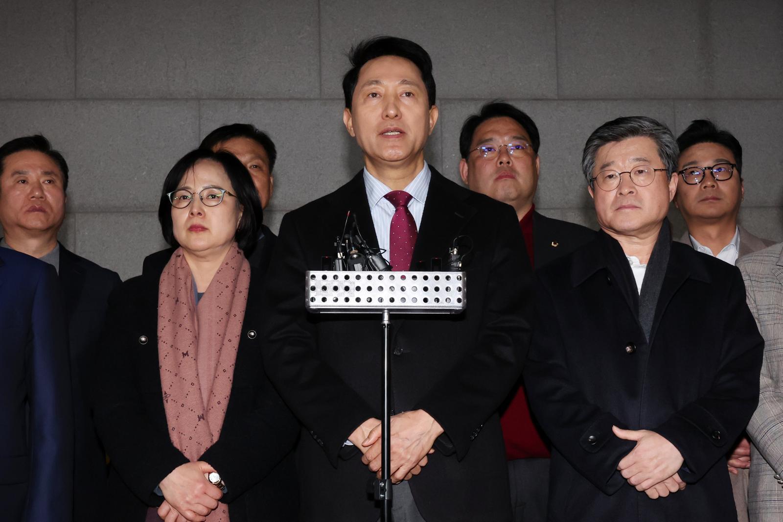 오세훈 서울시장이 9일 오후 서울 중구 서울시청 인근에서 김길성 중구청장 및 시의원 등 관계자들과 함께 국민의힘이 이날 발표한 결의문과 관련해 입장을 밝히고 있다.  앞서 국민의힘은 이날 열린 의원총회에서 윤석열 전 대통령의 정치적 복귀에 반대한다는 결의문을 채택했다. 2026.03.09. 뉴시스