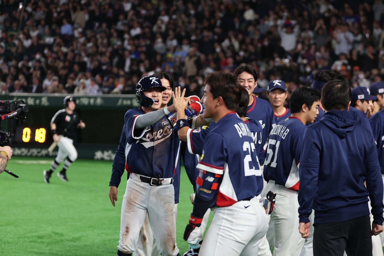9일 일본 도쿄돔에서 열린 2026 월드베이스볼클래식 조별리그 C조 대한민국과 호주의 경기, 9회초 7-2로 마무리한 대한민국 선수들이 하이파이브를 하고 있다. 2026.3.9. 뉴스1
