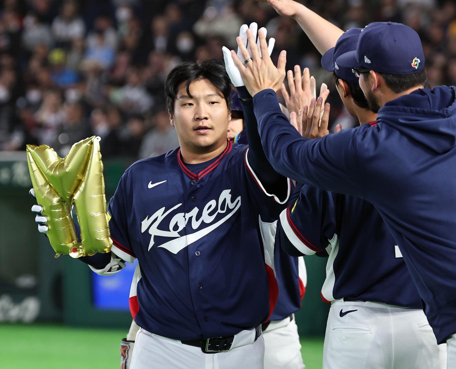 9일 일본 도쿄돔에서 열린 2026 월드베이스볼클래식 조별리그 C조 대한민국과 호주의 경기. 대한민국 문보경이 2회초 무사 1루 투런홈런을 친 뒤 기쁨을 나누고 있다. 2026.3.9. 뉴스1