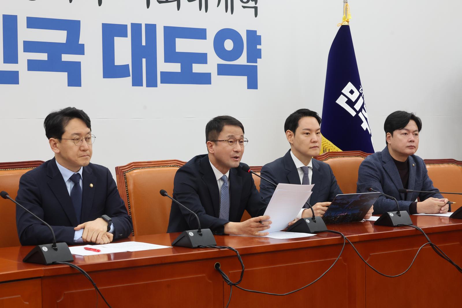 2일 국회 본청 민주당 원대대표실에서 한병도 원내대표가 기자간담회를 하고 있다.