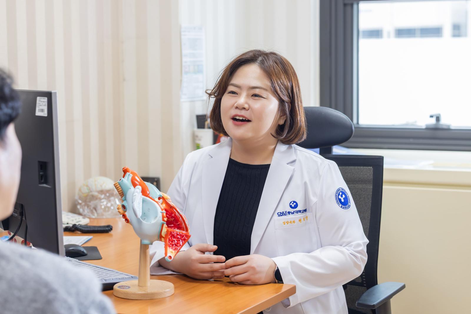 권희진 충남대학교병원 심장내과 교수는 “서맥성 부정맥 환자는 심박동기 삽입이라는 안전하고 효과적인 치료를 통해 충분히 안정적인 일상을 유지할 수 있다”며 평소 심장 상태를 확인하고 적절한 치료를 받을 것을 당부했다. 충남대학교병원 제공