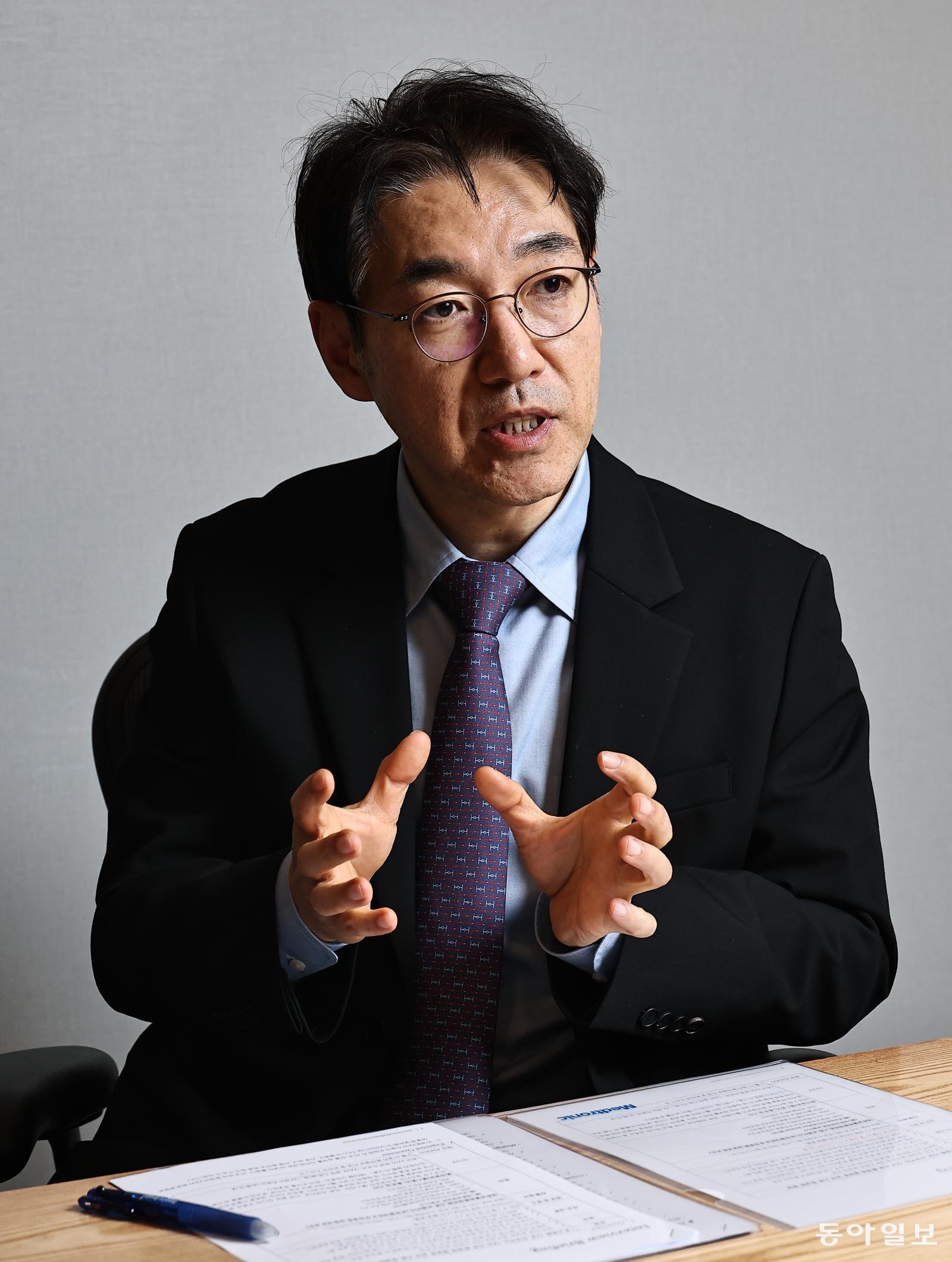 서존 순천향대 부천병원 심장내과 교수는 “경피적 대동맥판막 치환술에 관해 현재 우리나라의 급여 기준과 진료 체계는 국제 지침과 크게 어긋나 있다”고 말했다. 양회성 기자 yohan@donga.com