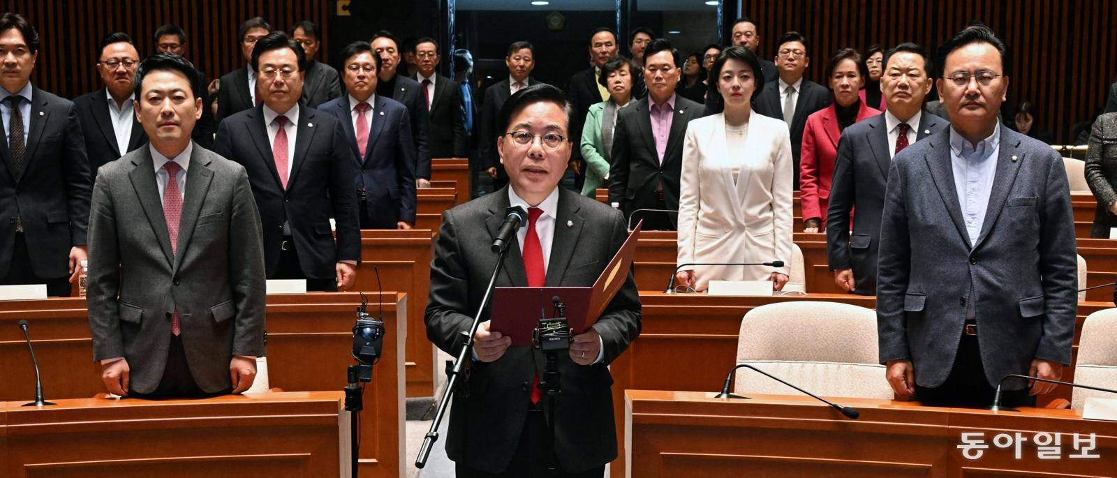 국민의힘 송언석 원내대표(앞)가 9일 국회에서 소속 의원 일동 명의의 결의문을 낭독하고 있다. 이날 국민의힘 의원 전원은 “윤석열 전 대통령의 정치적 복귀를 요구하는 일체의 주장에 명확히 반대한다”고 밝혔다. 장동혁 대표(두 번째 줄 왼쪽)는 대변인을 통해 “의원들의 총의를 존중한다”고 했다. 장승윤 기자 tomato99@donga.com
