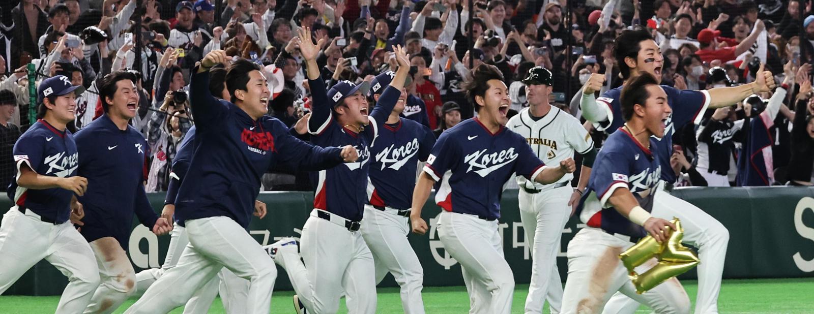 한국 야구 대표팀 선수들이 9일 일본 도쿄돔에서 열린 2026 월드베이스볼클래식(WBC) 조별리그 C조 최종 4차전에서 호주를 7-2로 꺾고 2라운드(8강) 진출에 성공한 뒤 환호하며 그라운드로 달려 나오고 있다. 한국이 WBC 2라운드에 진출한 건 2009년 대회 이후 17년 만이다. 2라운드가 열리는 미국 플로리다주 마이애미(Miami)를 상징하는 ‘M’자 모양 풍선을 든 선수는 이날 9회초 희생플라이로 한국에 마이애미행 티켓을 안긴 안현민이다. 도쿄=뉴스1