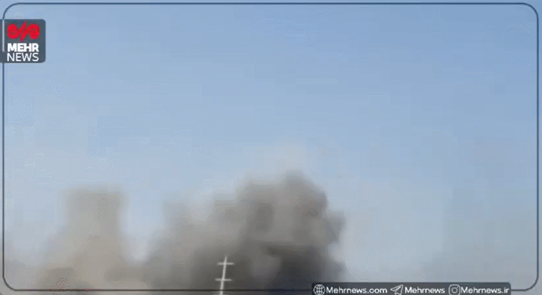 지난달 28일(현지 시간) 이란 남부 호르모즈간주 미나브의 샤자라 타이바 여자초등학교 인근에 미국의 토마호크 장거리 순항미사일로 추정되는 물체가 떨어지는 모습. 이란 메르통신 엑스(X·옛 트위터) 갈무리
