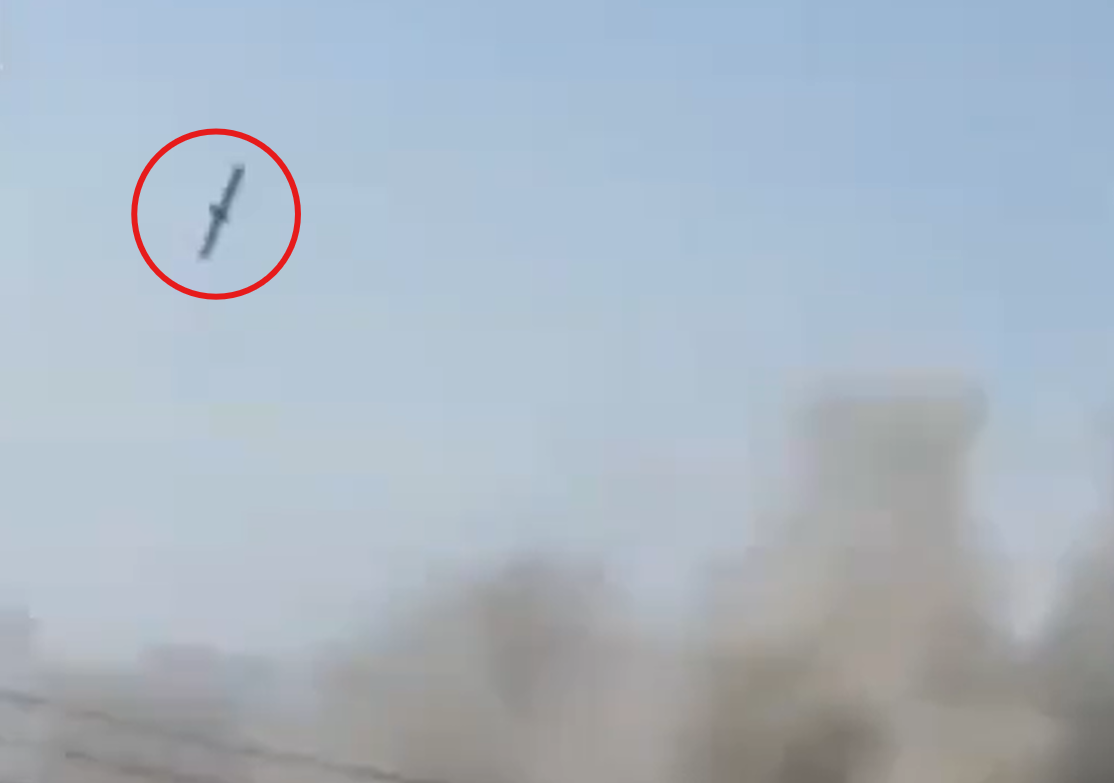 지난달 28일(현지 시간) 이란 남부 호르모즈간주 미나브의 샤자라 타이바 여자초등학교 인근에 미국의 토마호크 장거리 순항미사일로 추정되는 물체가 떨어지는 모습. 이란 메르통신 엑스(X·옛 트위터) 갈무리