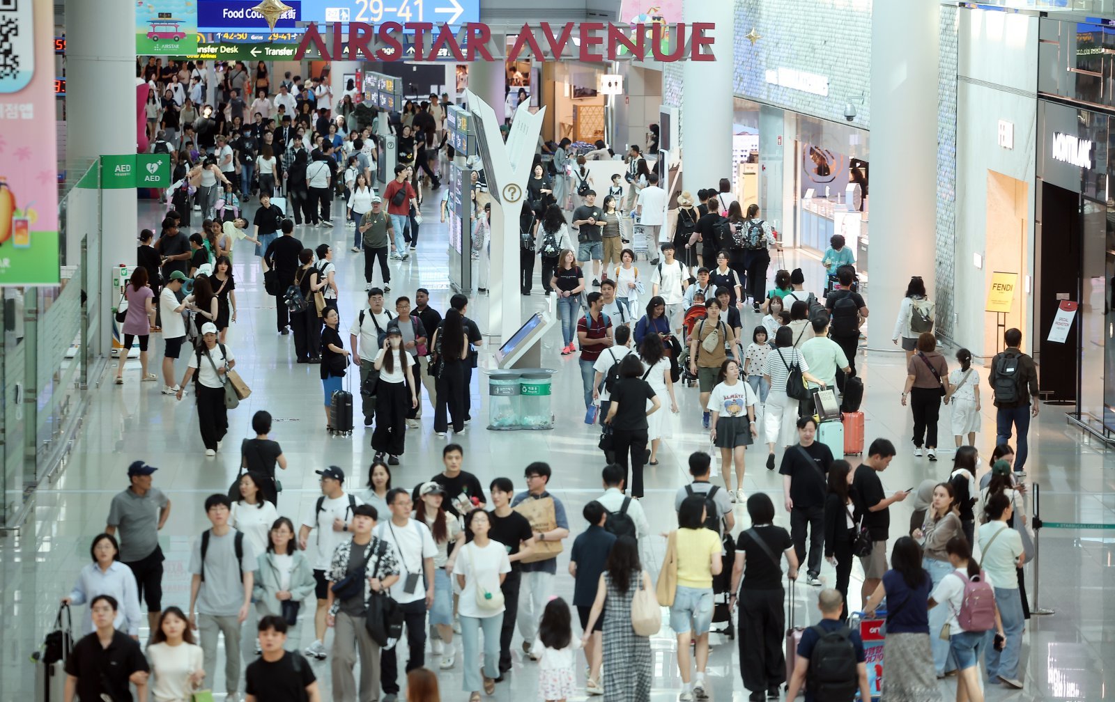 인천국제공항 1터미널 면세구역에 해외여행을 떠나는 여행객들로 북적이고 있다. 뉴스1