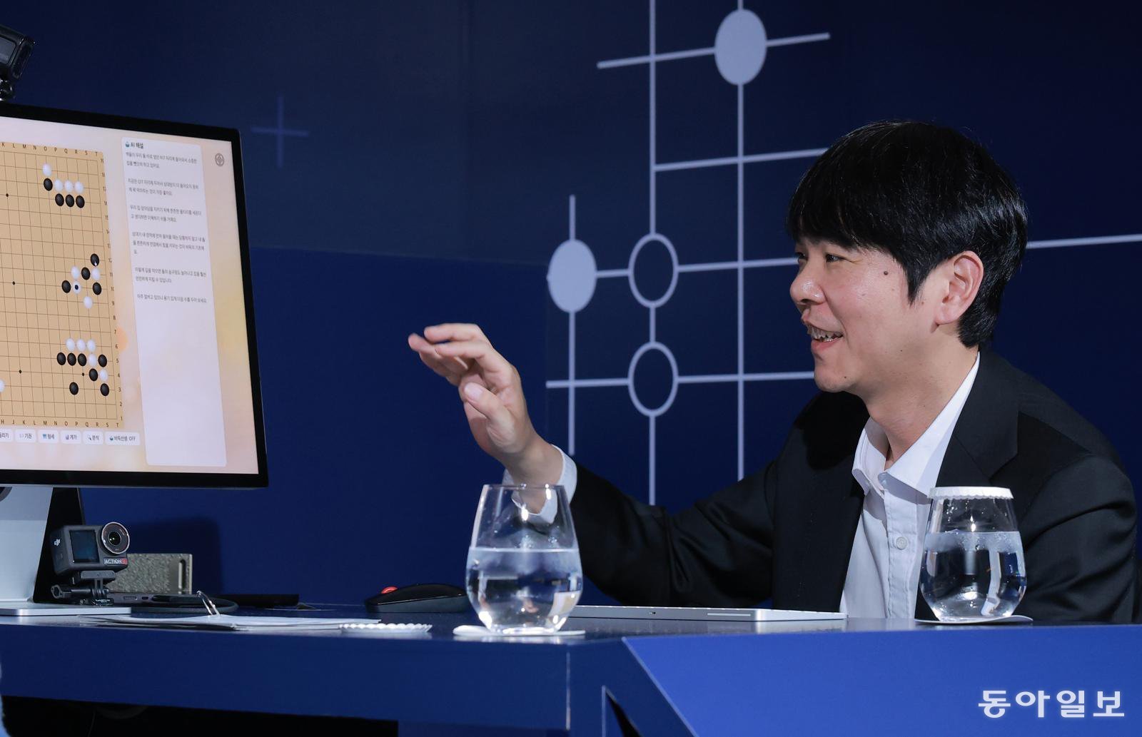 9일 서울 종로구 포시즌스호텔에서 이세돌 9단이 국내 인공지능(AI) 스타트업 인핸스의 AI 운영체제(OS)를 이용해 음성 명령으로 개발한 교육용 바둑 AI를 시연하고 있다. 송은석 기자 silverstone@donga.com