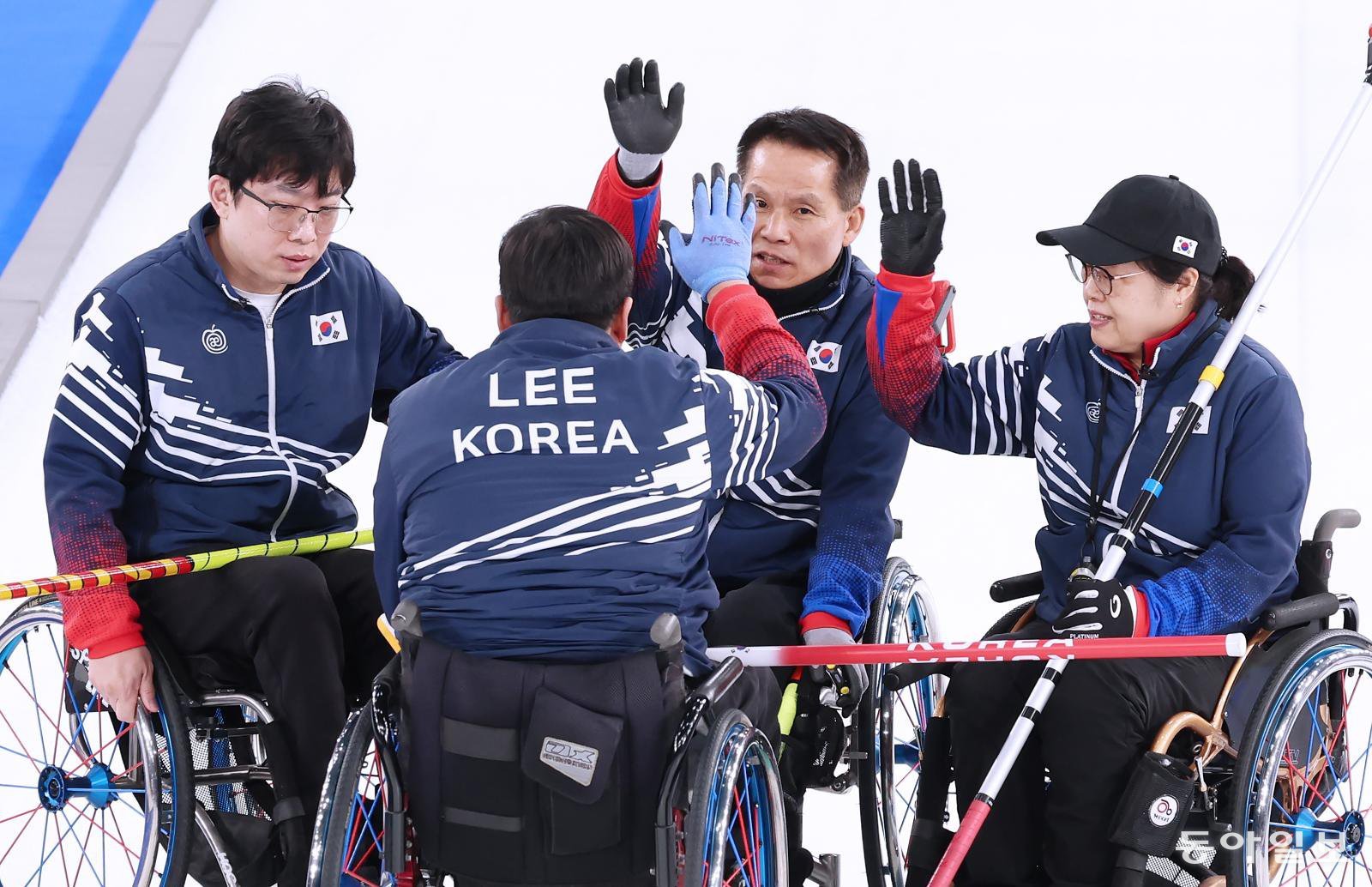 한국 휠체어컬링 혼성팀의 남봉광, 이현출, 양희태, 방민자(왼쪽부터)가 9일(현지시간) 이탈리아 코르티나 컬링 올림픽 스타디움에서 열린 휠체어컬링 혼성팀 예선 5차전 슬로바키아와 경기에서 화이팅을 하고 있다. 대한장애인체육회 제공