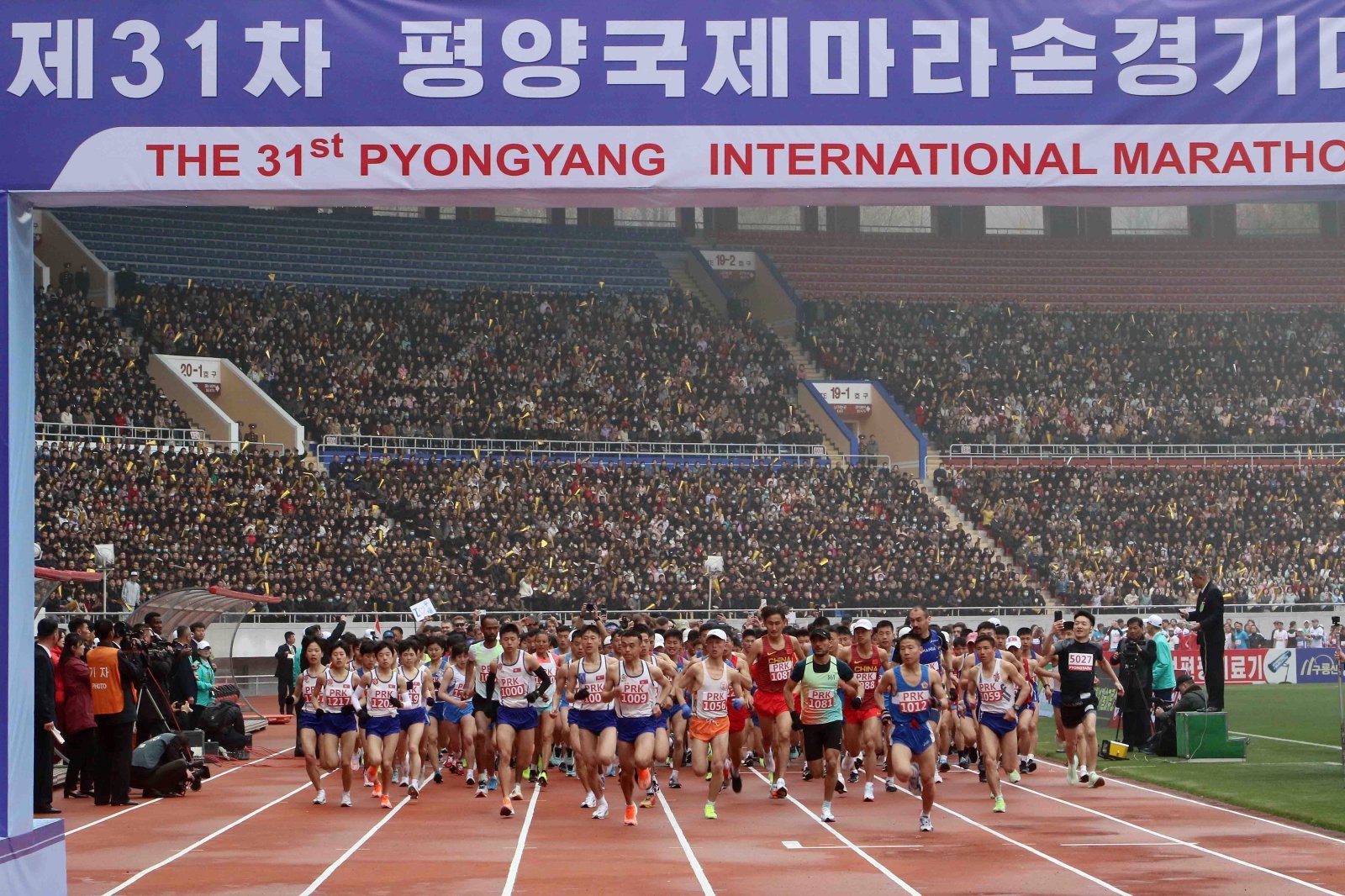 6일 북한 평양 김일성 경기장에서 제31차 평양국제마라손대회가 열려 참가자들이 힘차게 달리고 있다. 코로나19로 지난 2020년에 중단됐던 평양국제마라톤이 5년 만에 재개됐다. 북한이 올해 4월5일로 예정했던 대회를 갑작스럽게 취소했다. 2026.03.10.[평양=AP/뉴시스]