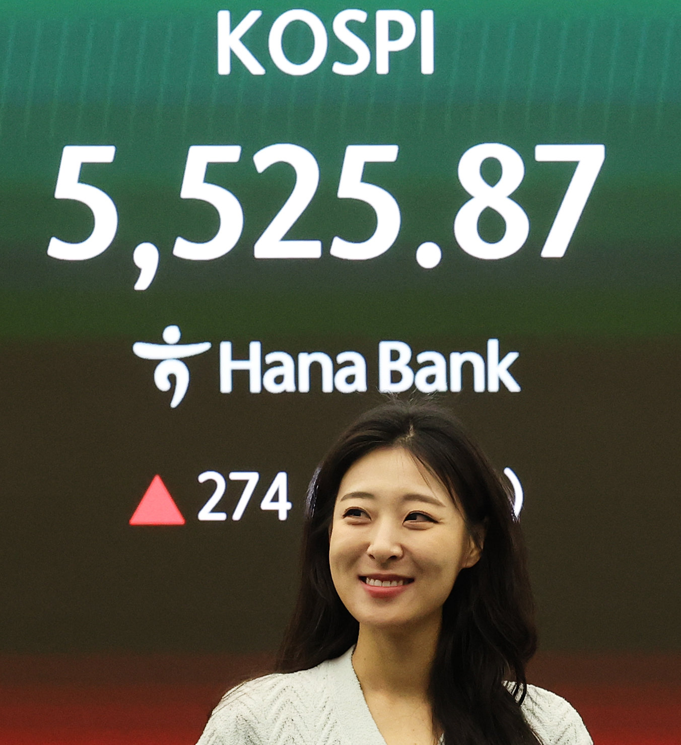 코스피가 급등하며 매수 사이드카가 발동한 10일 오전 서울 중구 하나은행 딜링룸 전광판에 코스피 시황이 표시되고 있다. 이날 코스피는 전 거래일 대비 5.17% 오른 5523.21, 코스닥은 4.15% 오른 1,147.99, 원·달러환율은 24.7원 내린 1470.8원에 개장했다. 2026.3.10 뉴스1