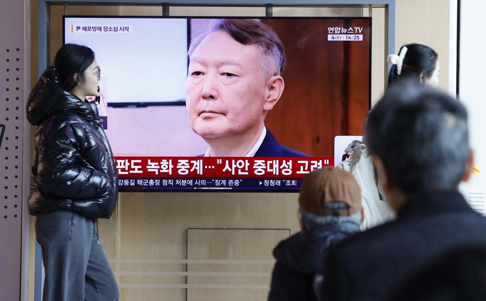 4일 서울 중구 서울역 대합실에서 시민들이 윤석열 전 대통령의 ‘공수처 체포 방해’ 및 ‘국무위원 심의권 침해’ 2심 관련 뉴스를 시청하고 있다. 2026.03.04. [서울=뉴시스]