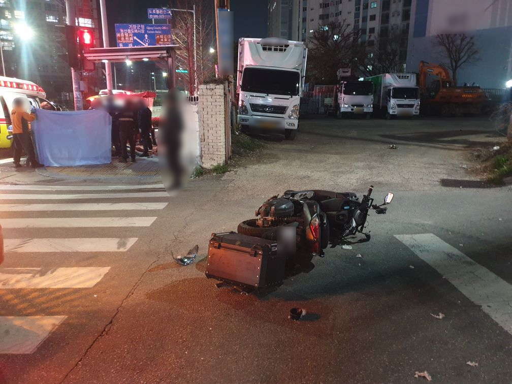 9일 오후 9시 30분께 부산 동래구 수안로8번길 일대에서 발생한 이륜차 2대 충돌 사고 현장. 부산경찰청 제공