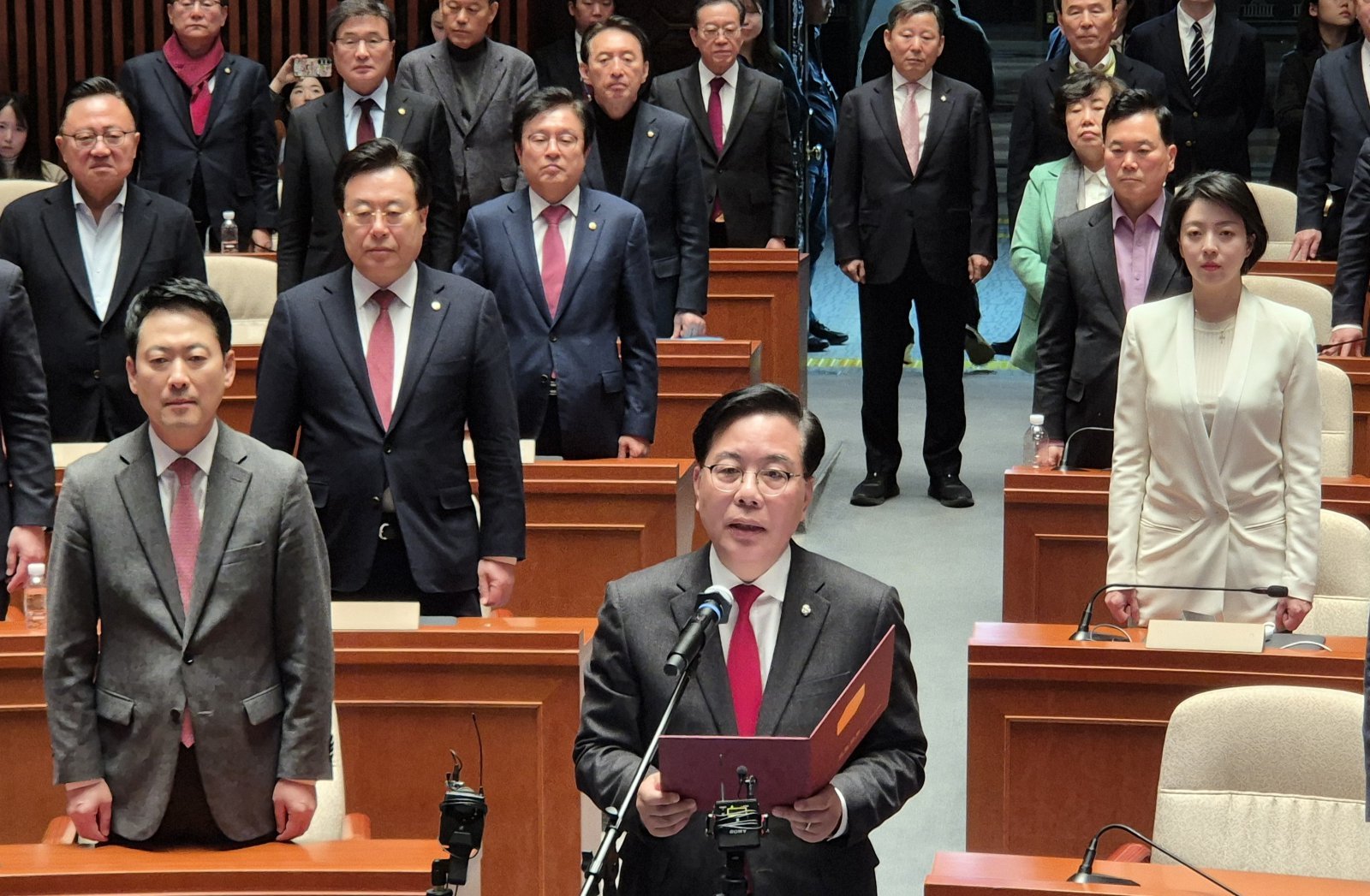 송언석 국민의힘 원내대표가 9일 오후 서울 여의도 국회에서 의원총회를 마치고 ‘윤석열 전 대통령의 정치적 복귀를 요구하는 일체의 주장에 명백히 반대한다’는 내용의 결의문 낭독을 하고 있다. 2026.03.09. [서울=뉴시스]