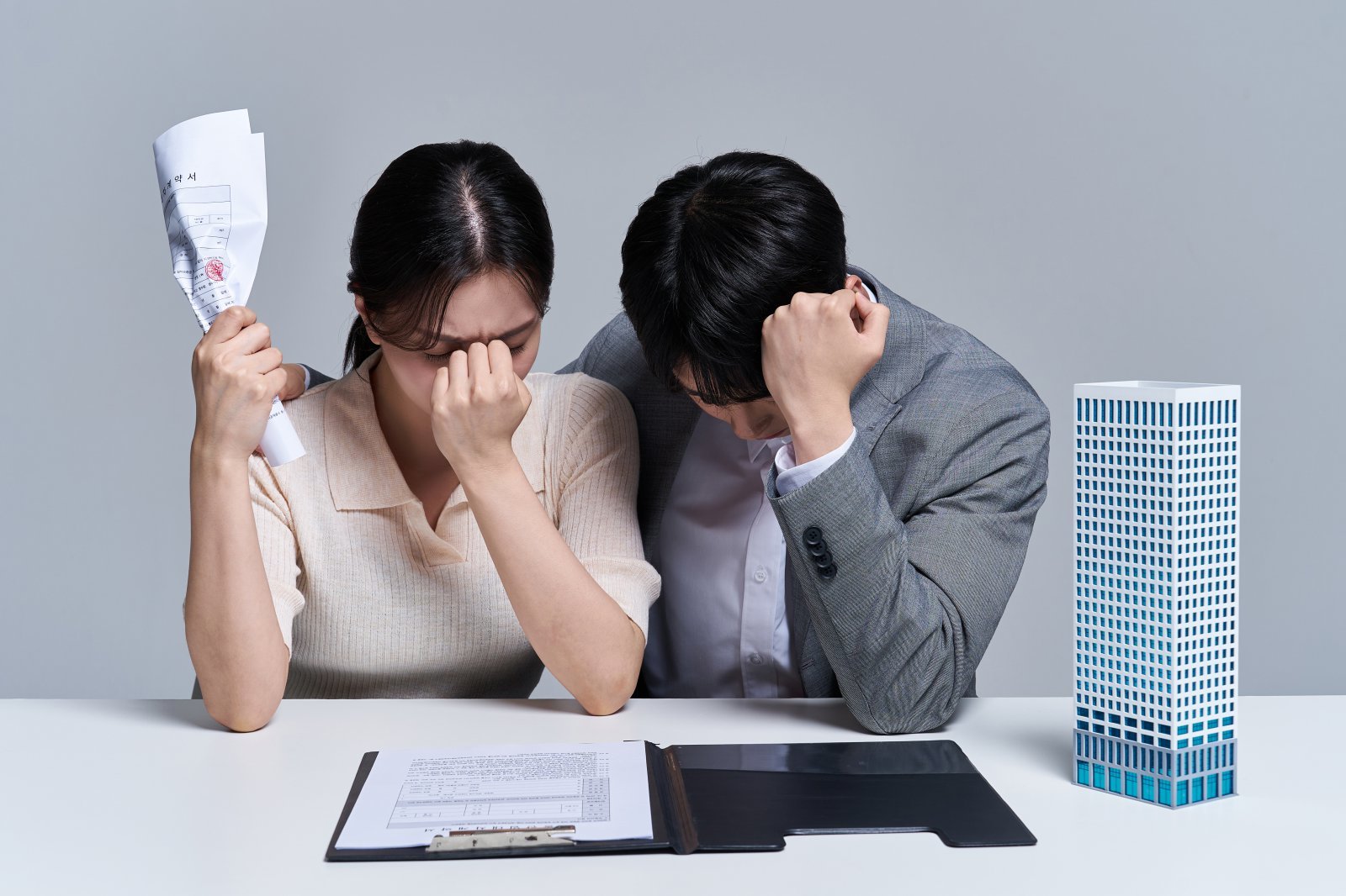 전세 계약 서류를 두고 고민하는 세입자들 모습. 보증금을 돌려받지 못했더라도 계약 당시 임대인의 기망 여부에 따라 전세사기와 단순 보증금 미반환으로 법적 판단이 달라진다. 게티이미지뱅크