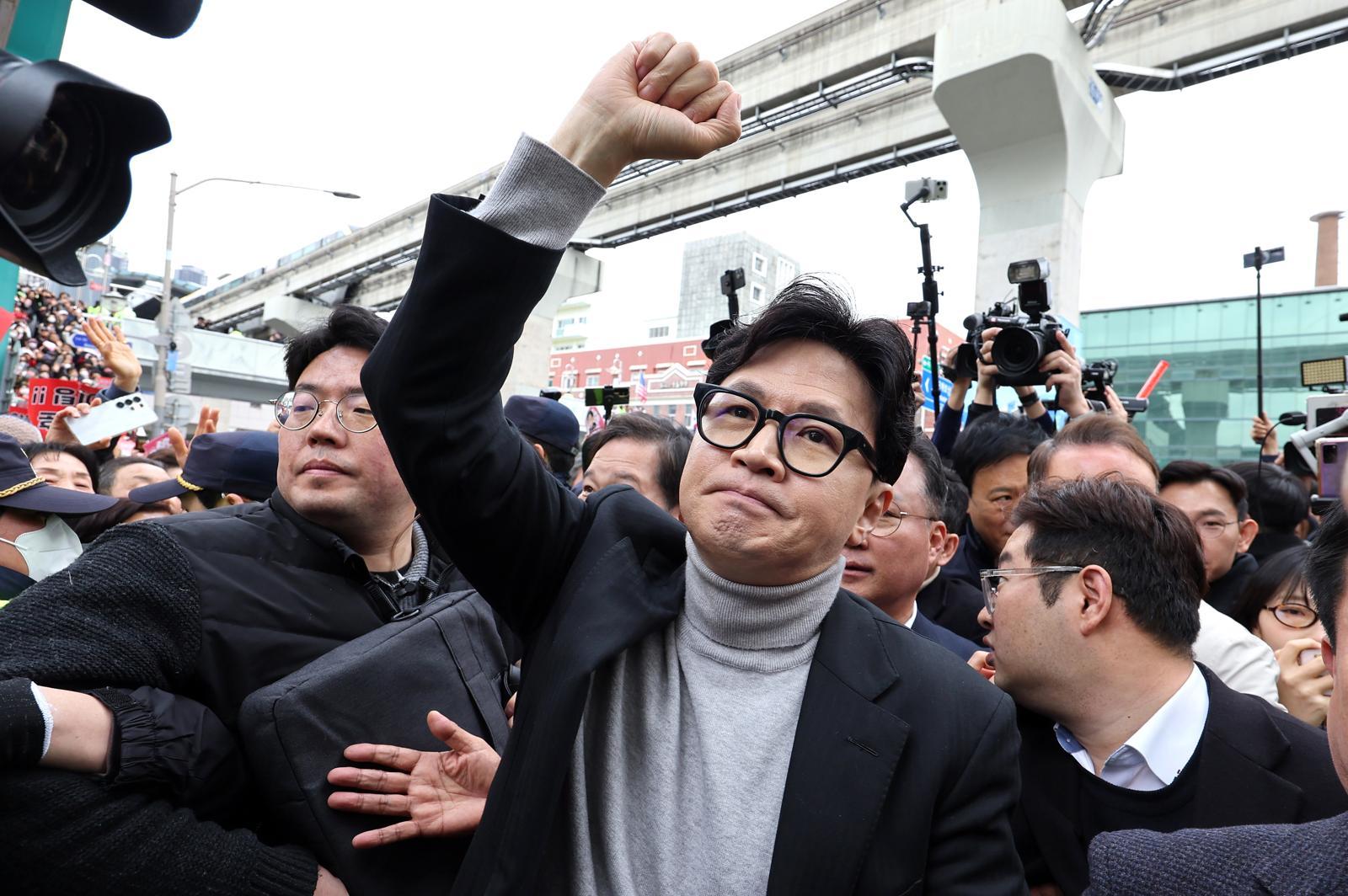 한동훈 전 국민의힘 대표가 27일 대구 중구 서문시장을 찾아 시민들에게 인사하고 있다. 2026.02.27 대구=뉴시스