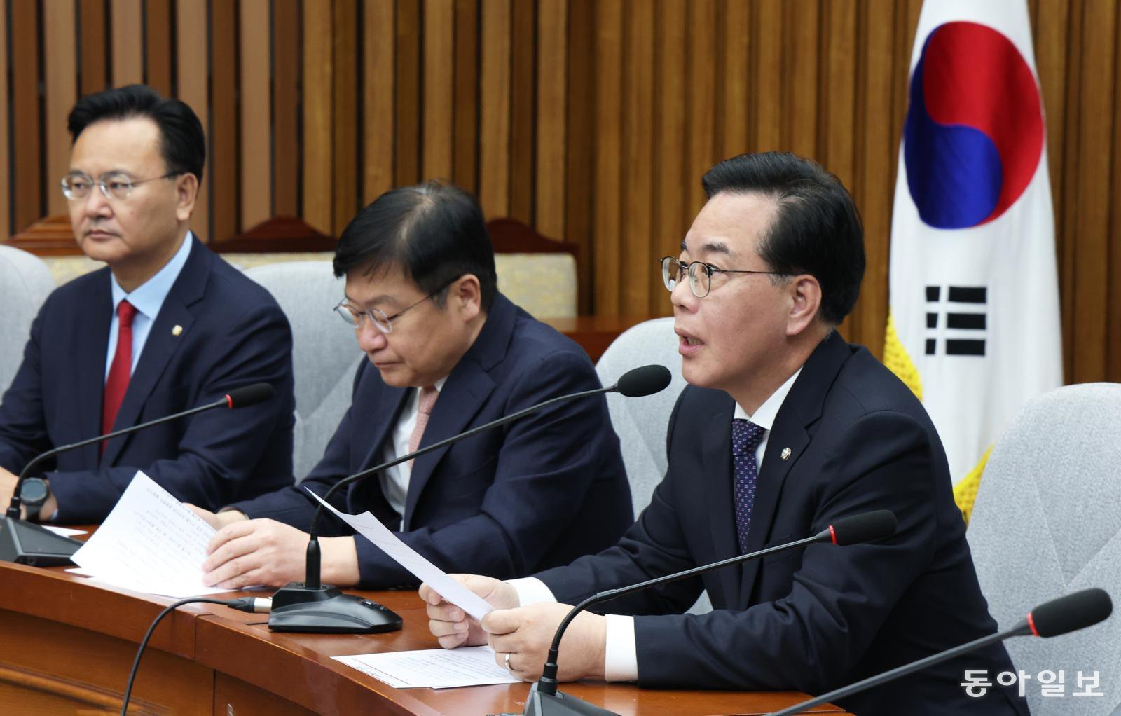 송언석 국민의힘 원내대표는 10일 오전 국회에서 열린 원내대책회의에서 “6·3 지방선거는 국가와 민생을 위기로 내몰고 있는 이재명 정권의 독주를 견제하는 선거”라며 “국민께서도 뜻을 모아달라”고 했다. 2026.03.10 이훈구 기자 ufo@donga.com
