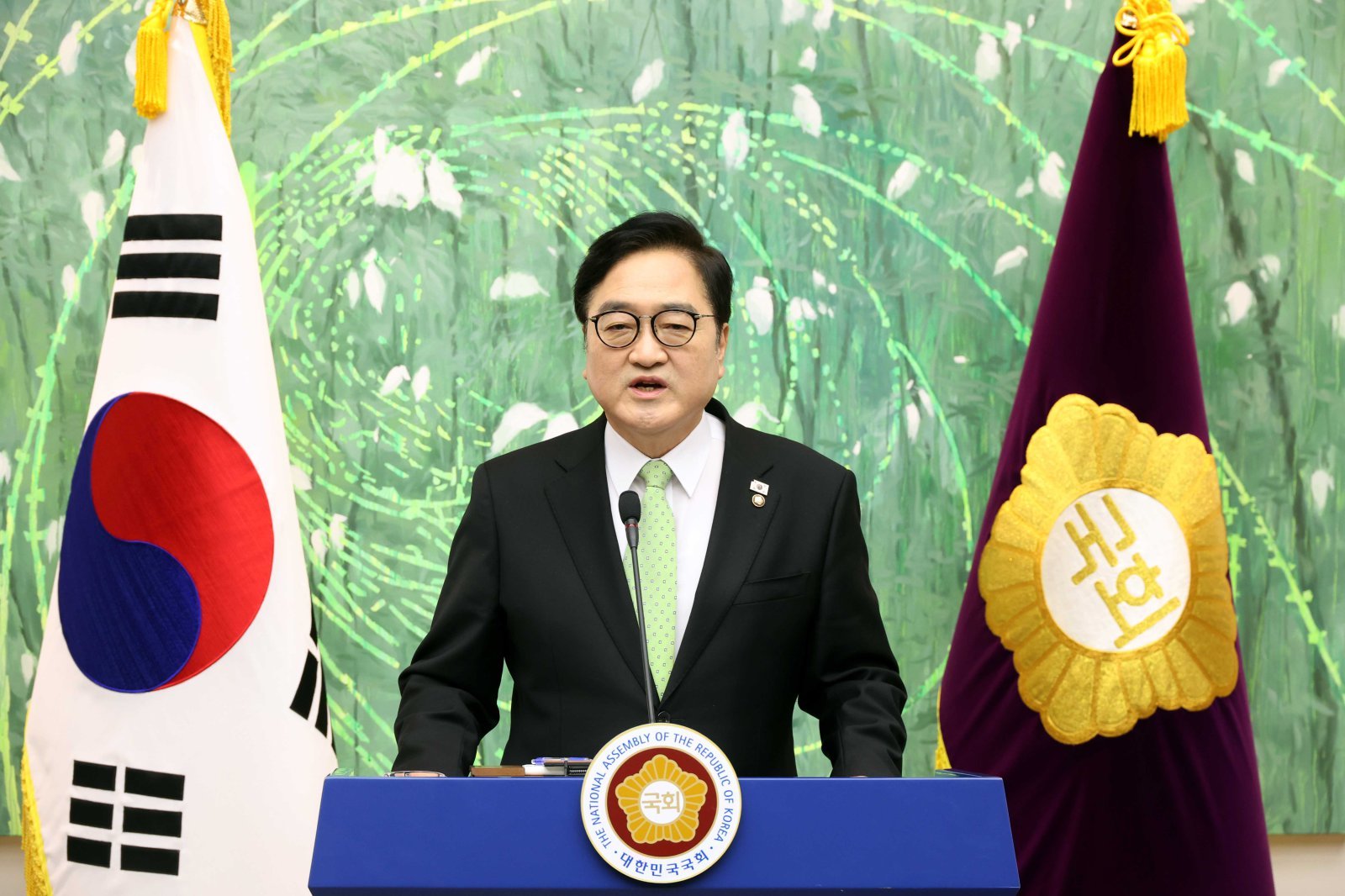 우원식 국회의장이 10일 오전 서울 여의도 국회의장 접견실에서 열린 개헌 관련 긴급 기자회견에서 발언을 하고 있다. 우 국회의장은  “계엄 국회통제 강화, 5·18정신 전문수록, 지방균형발전 등을 개헌에 담아야 한다”고 밝혔다. 2026.03.10. [서울=뉴시스]