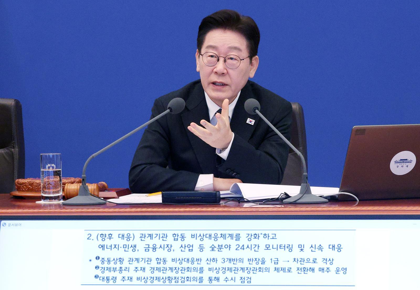 이재명 대통령이 10일 청와대에서 열린 국무회의에서 중동 상황 대응에 따른 관계기관 합동 비상대응체계 강화에 대한 보고를 들으며 발언하고 있다. 2026.03.10. 청와대사진기자단