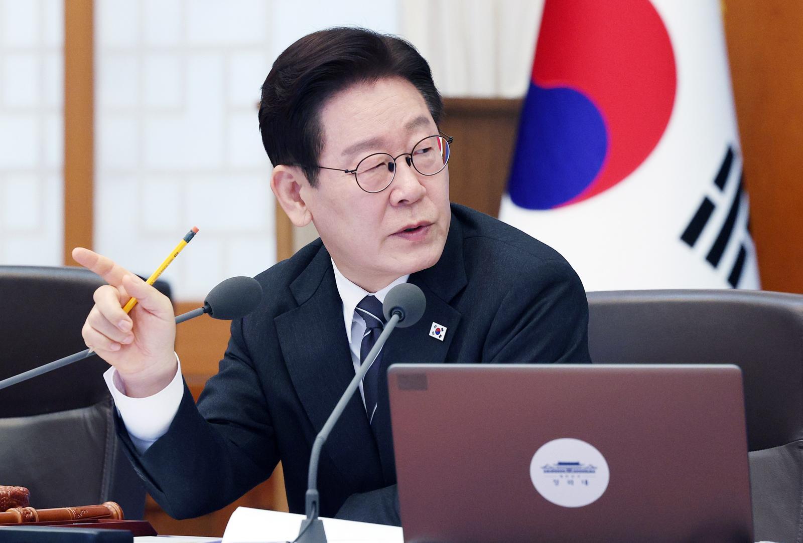 이재명 대통령이 10일 청와대에서 열린 국무회의에서 구윤철 부총리 겸 재정경제부 장관의 중동 상황 관련 대응 현황 보고를 들으며 질문하고 있다. 2026.03.10. 청와대사진기자단