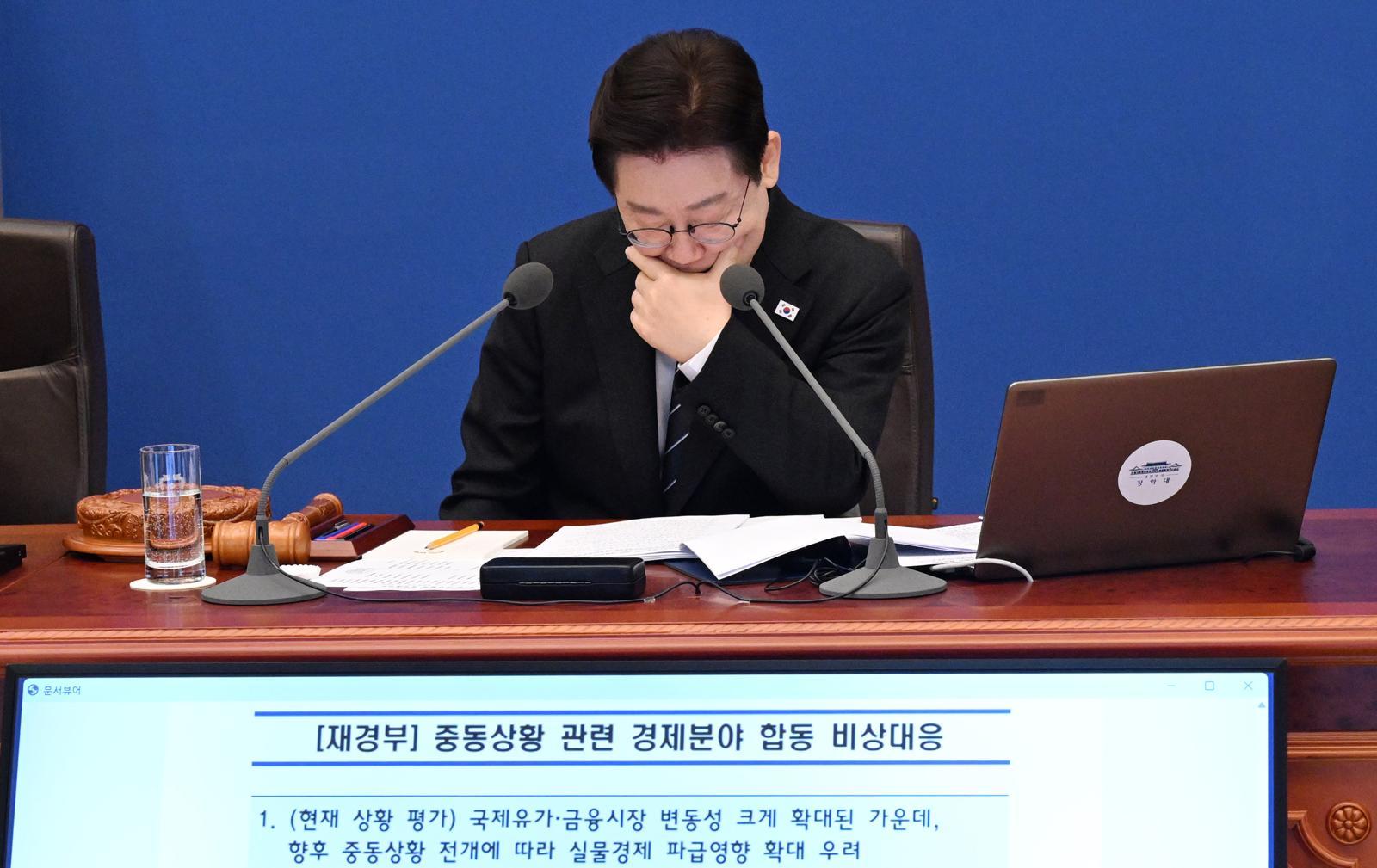 이재명 대통령이 10일 청와대에서 열린 국무회의에서 구윤철 부총리 겸 재정경제부 장관의 중동 상황 관련 대응 현황 보고를 듣고 있다. 2026.03.10. 청와대사진기자단