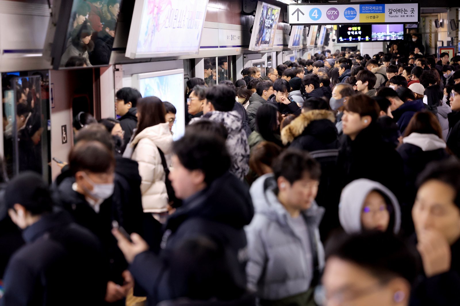 서울 시내버스 노동조합이 무기한 전면파업에 돌입한 13일 서울역에서 시민들이 지하철을 이용해 출근하고 있다. 2026.1.13 ⓒ 뉴스1