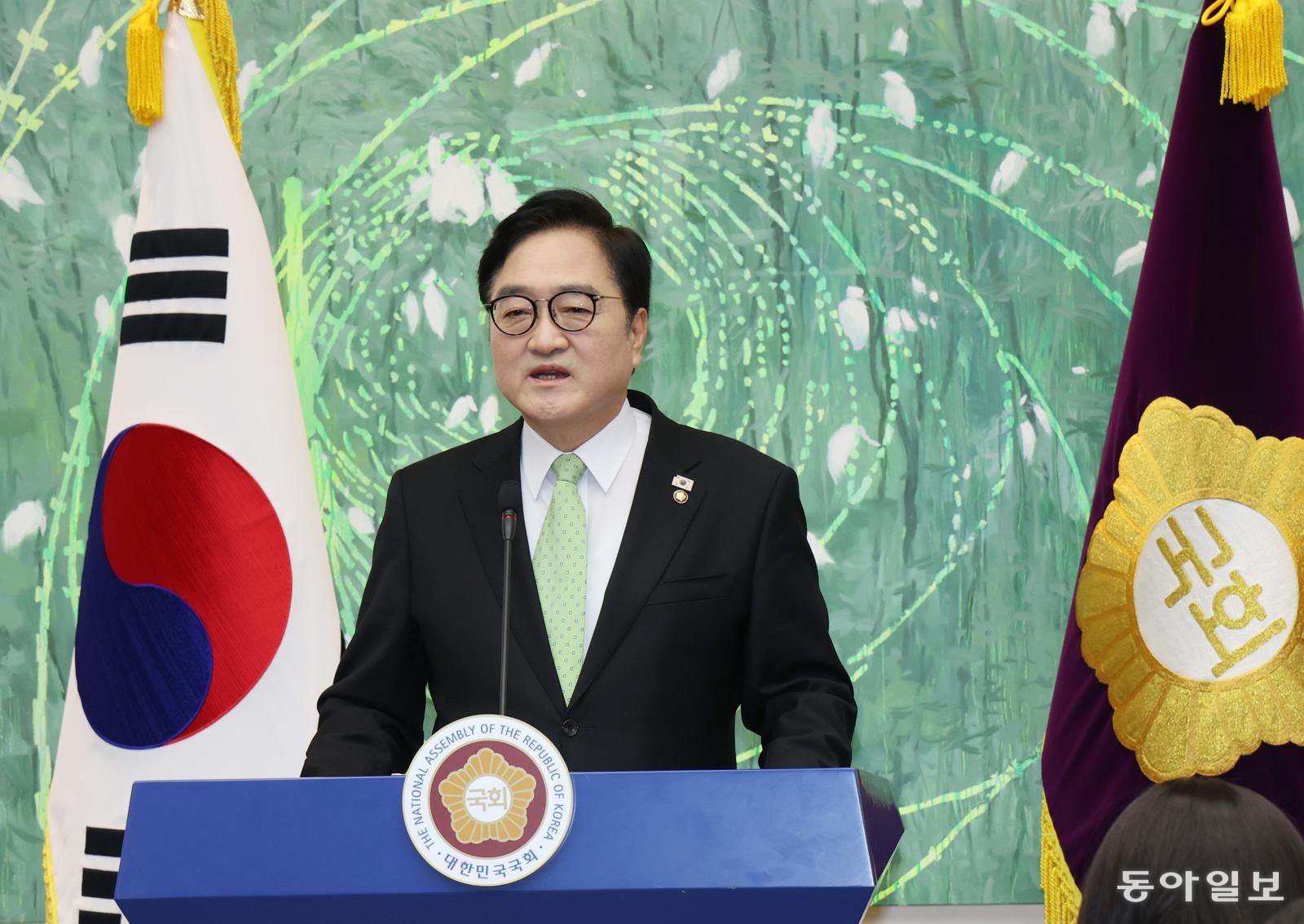 원식 국회의장이 10일 오전 긴급 개헌 기자회견을 열어 “3월 17일까지 국회 개헌 특별위원회를 구성해달라”고 여야에 촉구했다. 우 의장은 “불법 비상계엄은 꿈도 꾸지 못하는 개헌으로 개헌의 문을 열자”며 “6·3 지방선거일에 개헌 국민투표를 하려면 4월 7일까지 개헌안이 발의돼야 한다”고 말했다. 2026.03.10 이훈구 기자 ufo@donga.com