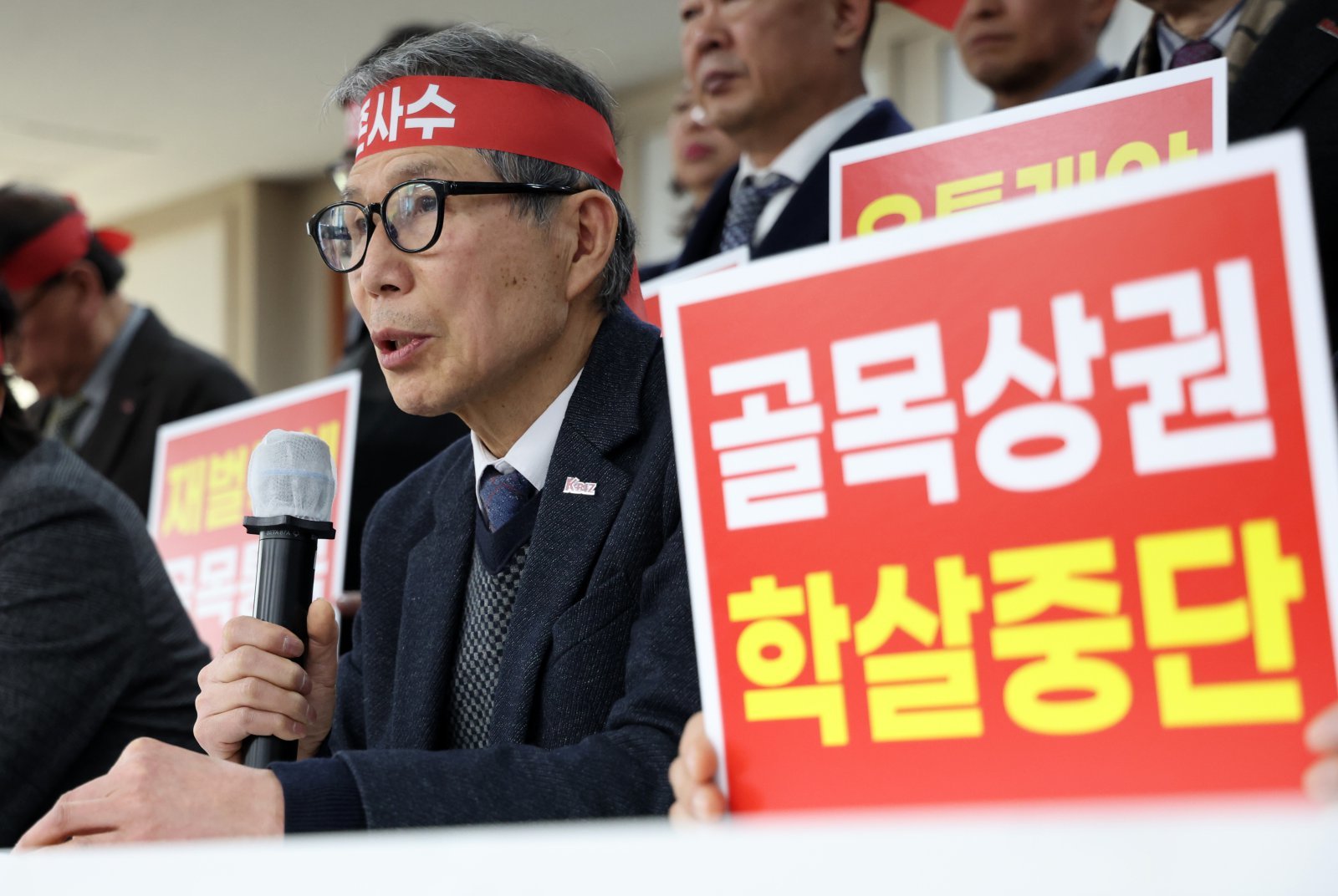 홍천표 한국수퍼마켓협동조합연합회 이사 겸 서울권역 회장이 26일 오후 서울 영등포구 중소기업중앙회 상생룸에서 열린 재벌기업 온라인·새벽배송 허용 규탄 기자회견에 참석해 발언을 하고 있다 . 2026.02.26. [서울=뉴시스]