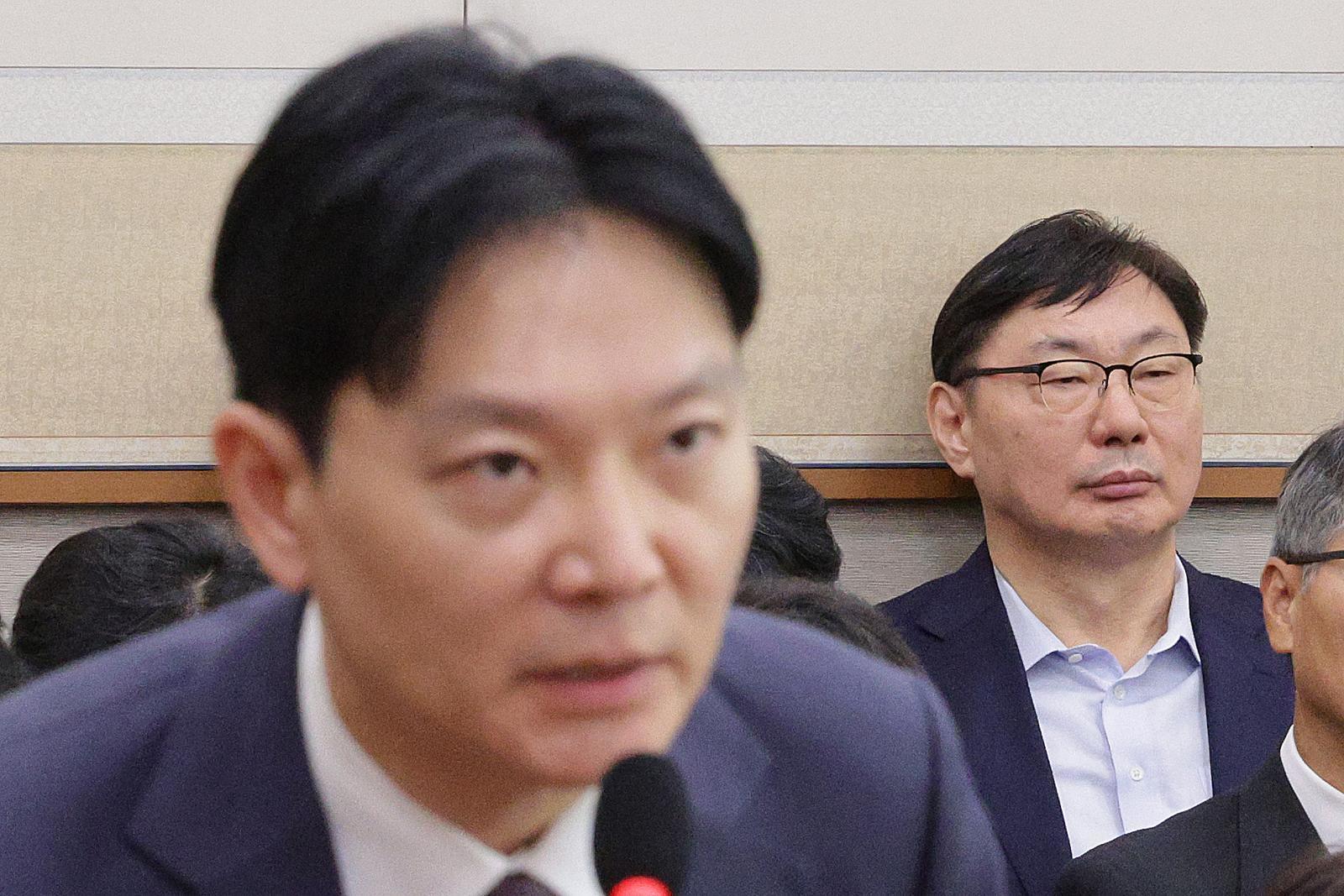 박상용 검사가 14일 서울 여의도 국회 법제사법위원회에서 열린 법무부 등에 대한 국정감사에서 의원 질의에 답변하고 있다.오른쪽은 이화영 전 경기도 평화부지사. 2025.10.14/뉴스1