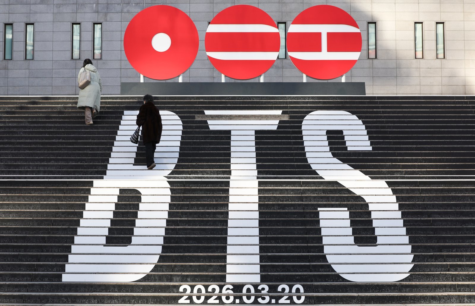 22일 오후 서울 종로구 세종문화회관 계단에 방탄소년단(BTS)의 정규 5집 컴백을 알리는 홍보물이 설치되어 있다. 서울시는 22일 광화문광장 자문단회의에서 BTS의 3년 9개월 만의 완전체 컴백공연인 ‘BTS 2026 Comeback Show @ Seoul’에 대해 조건부로 사용을 허가했다. 2026.1.22 뉴스1