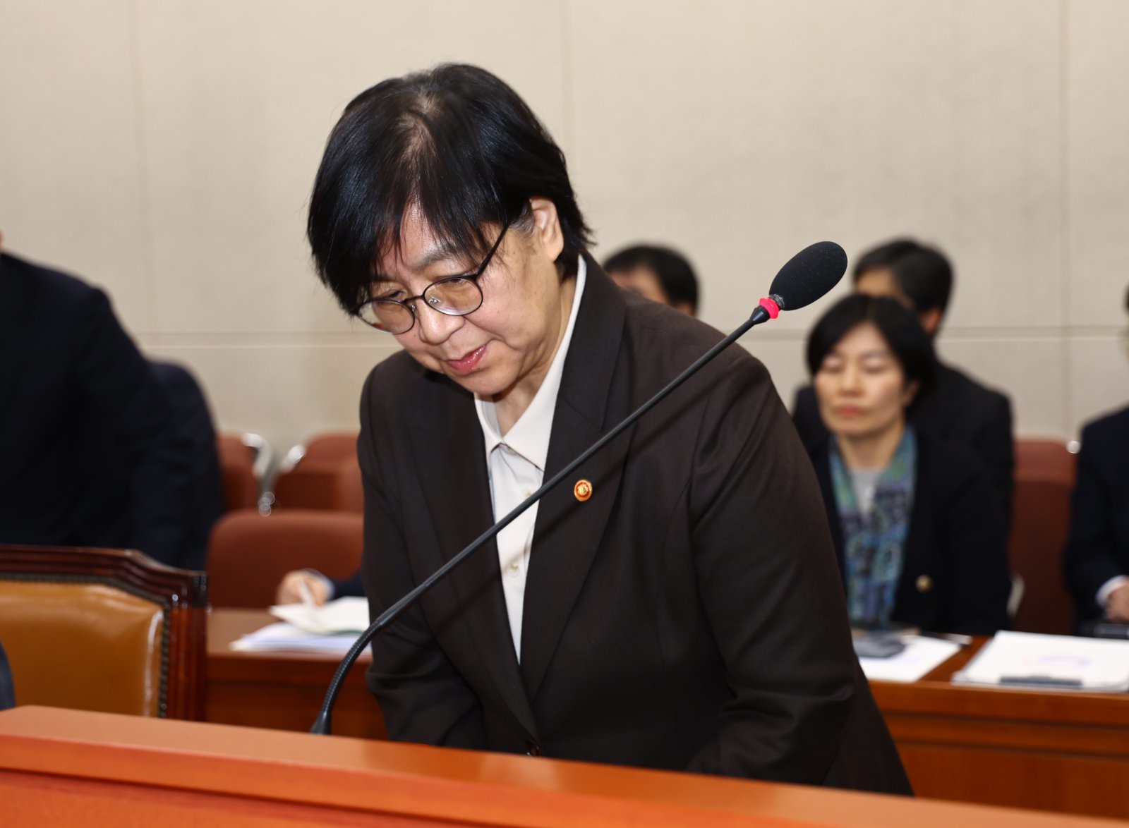 정은경 보건복지부 장관이 10일 오후 서울 여의도 국회에서 열린 보건복지위원회 전체회의에서 업무보고를 마치고 인사하고 있다. 2026.03.10. 뉴시스