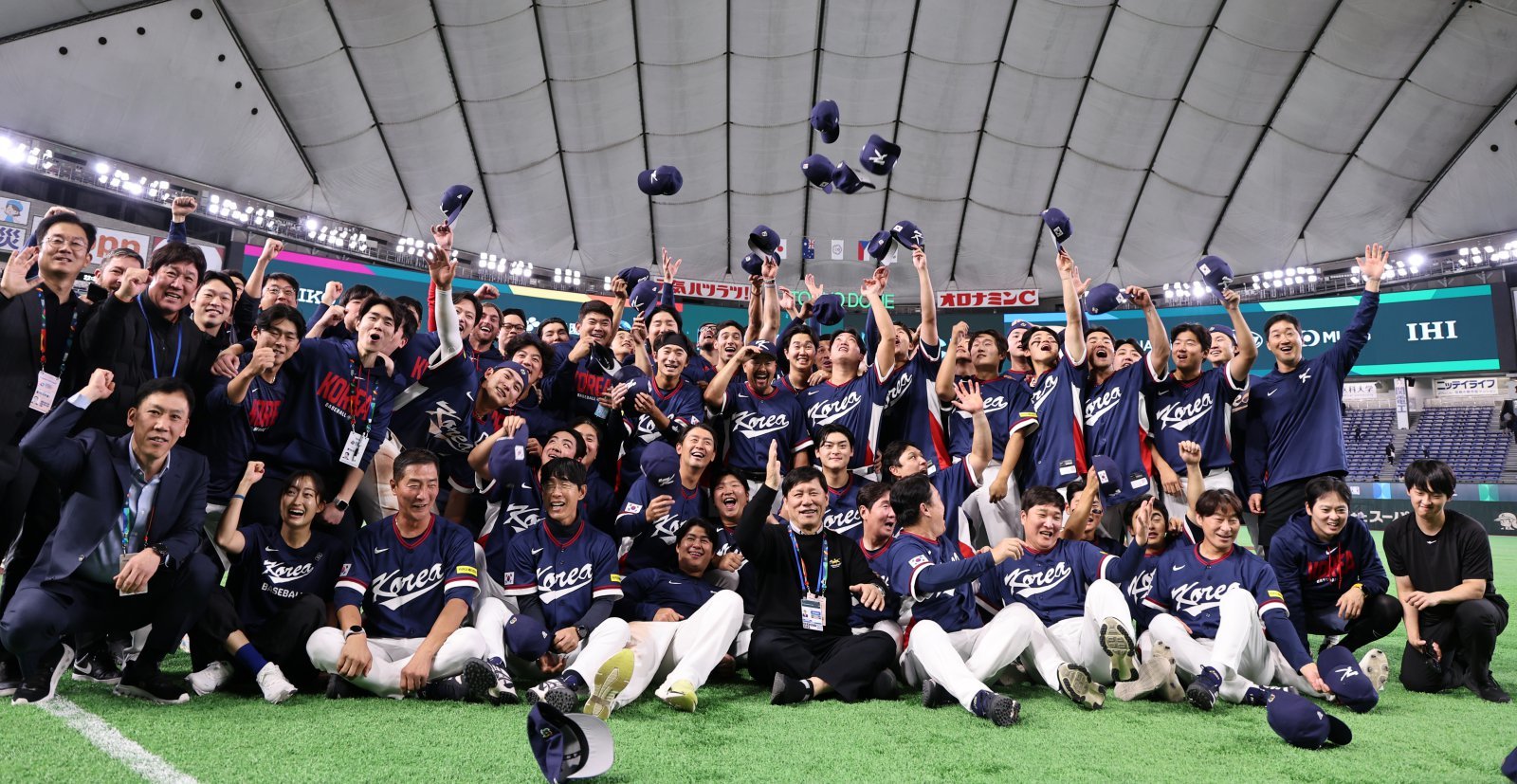 9일 일본 도쿄돔에서 열린 2026 월드베이스볼클래식(WBC) 조별리그 C조 대한민국과 호주의 경기, 7-2 승리로 8강 진출을 확정지은 대한민국 선수들이 허구연 총재와 함께 환호하고 있다. 2026.3.9 뉴스1