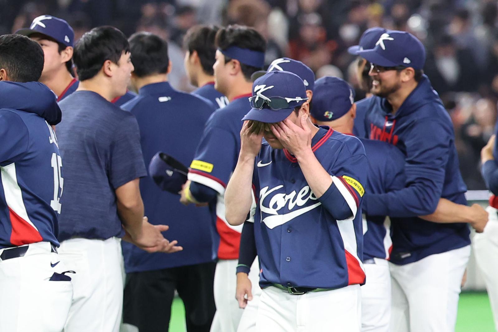9일 일본 도쿄돔에서 열린 2026 WBC 조별리그 C조 4차전 한국과 호주의 경기, 7-2로 승리해 WBC 본선에 진출한 한국 대표팀 류지현 감독이 눈물을 닦고 있다. 2026.03.09 도쿄=뉴시스