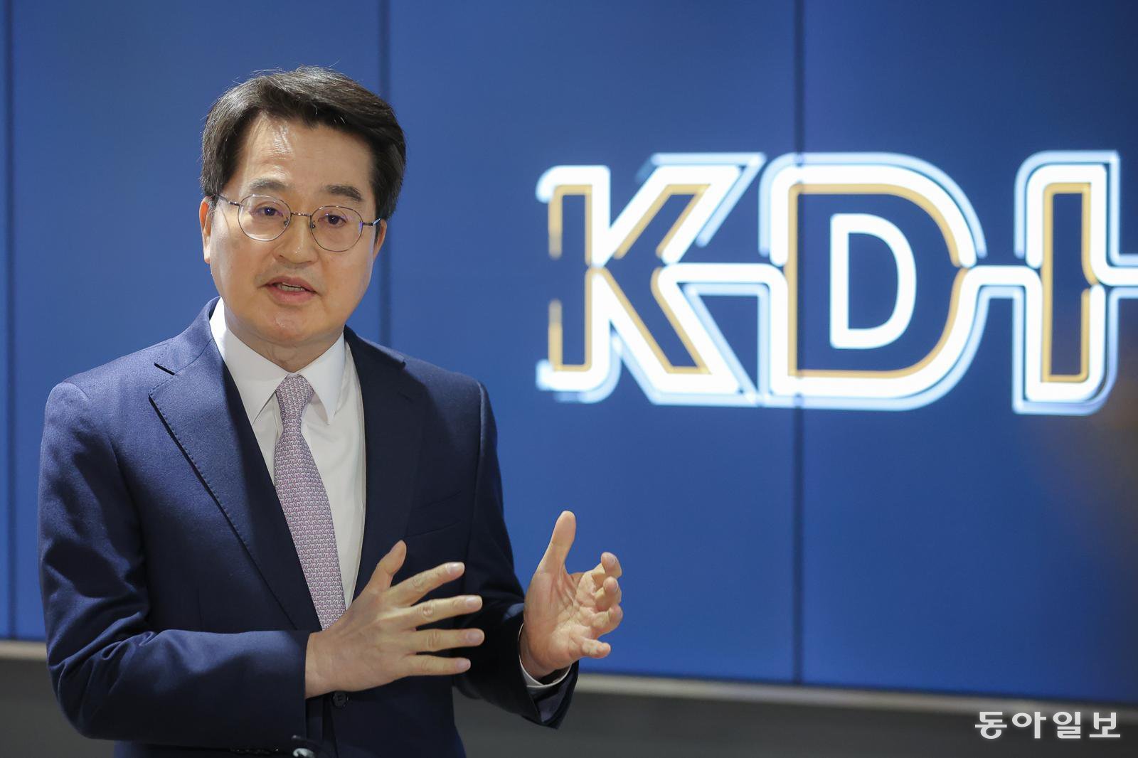 김동연 경기도지사가 5일 오후 세종시 한국개발연구원에서 열린 재정사업평가 분과위원회 참석을 마치고 내용을 설명하고 있다. 경기도 제공