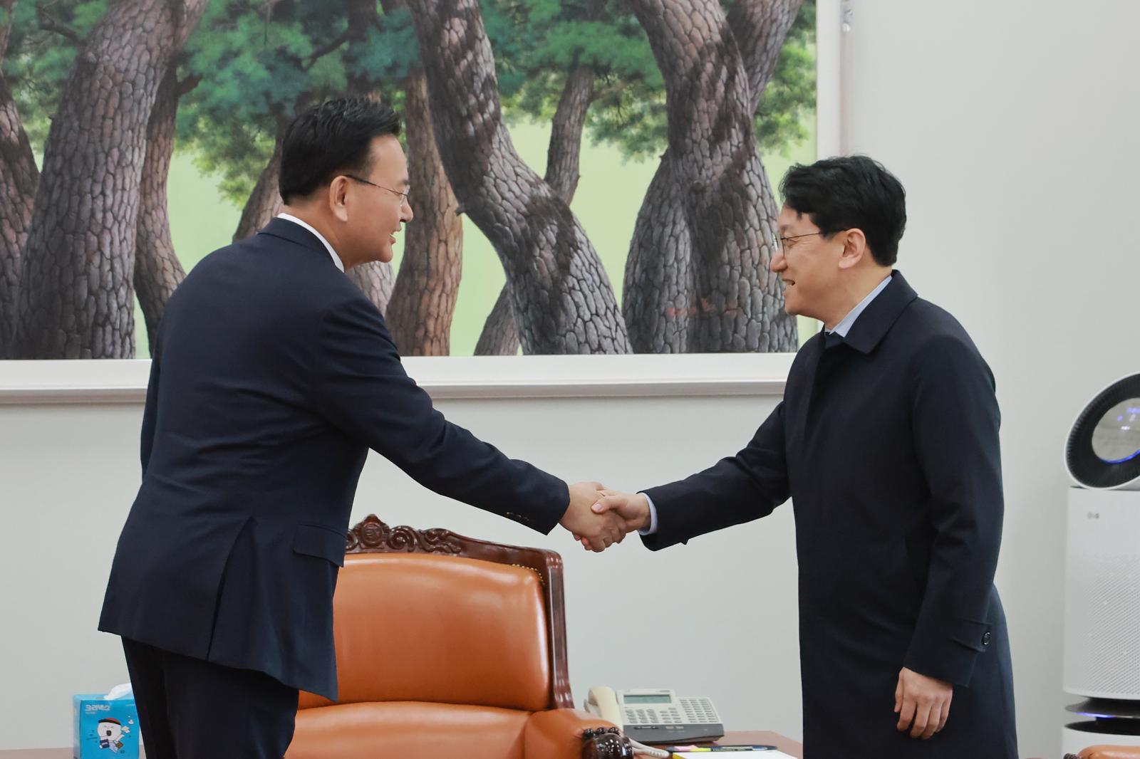 천준호 더불어민주당 원내운영수석부대표와 유상범 국민의힘 원내운영수석부대표가 4일 오전 서울 여의도 국회에서 면담에 앞서 악수를 하고 있다. 2026.03.04. 사진공동취재단