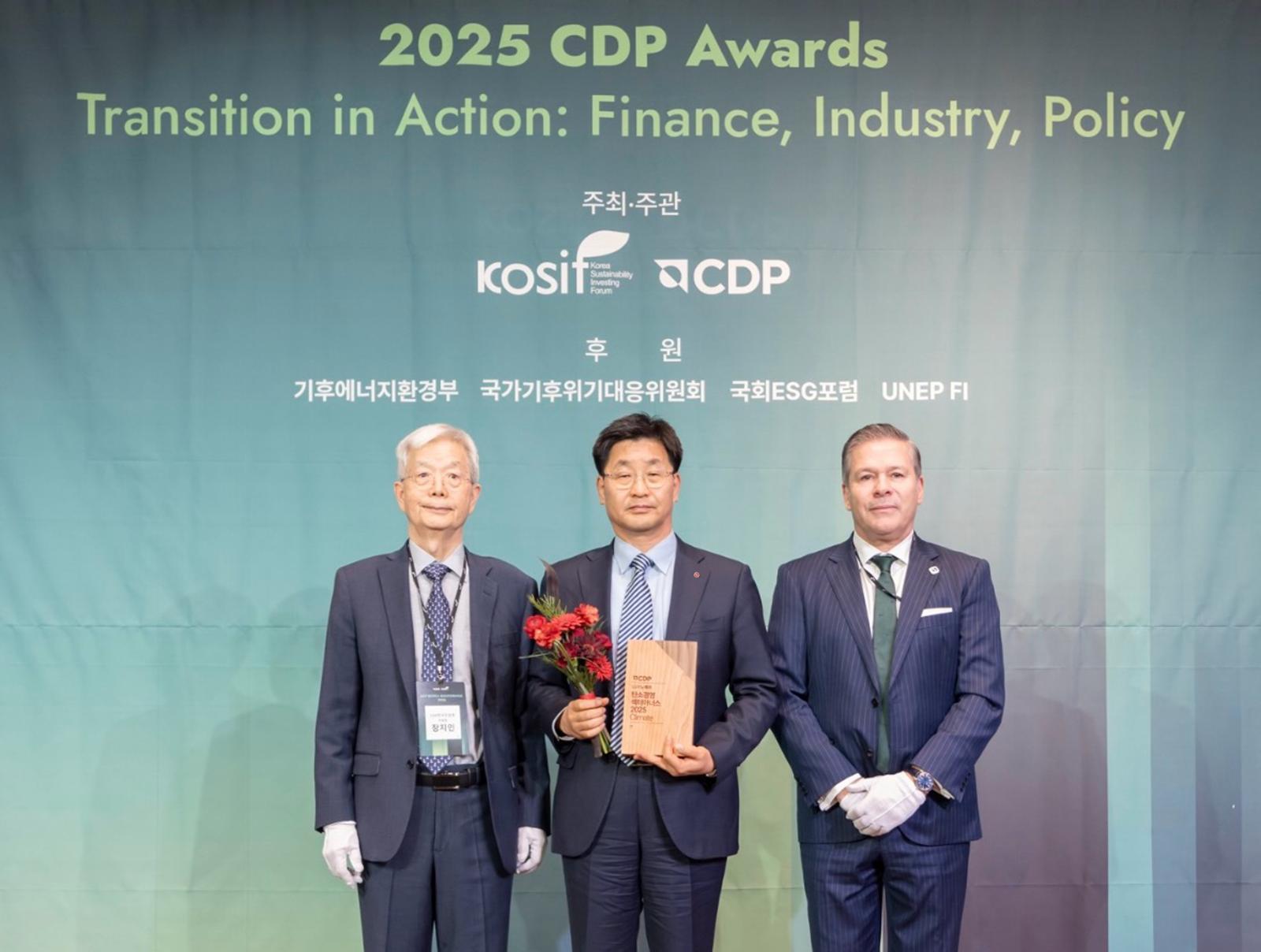 ‘2026 CDP 코리아 콘퍼런스(Korea Conference)’에서 김종호 LG이노텍 ESG담당(사진 가운데)이 수상을 기념하여 CDP 한국위원회 관계자들과 기념촬영을 하고 있다. LG이노텍