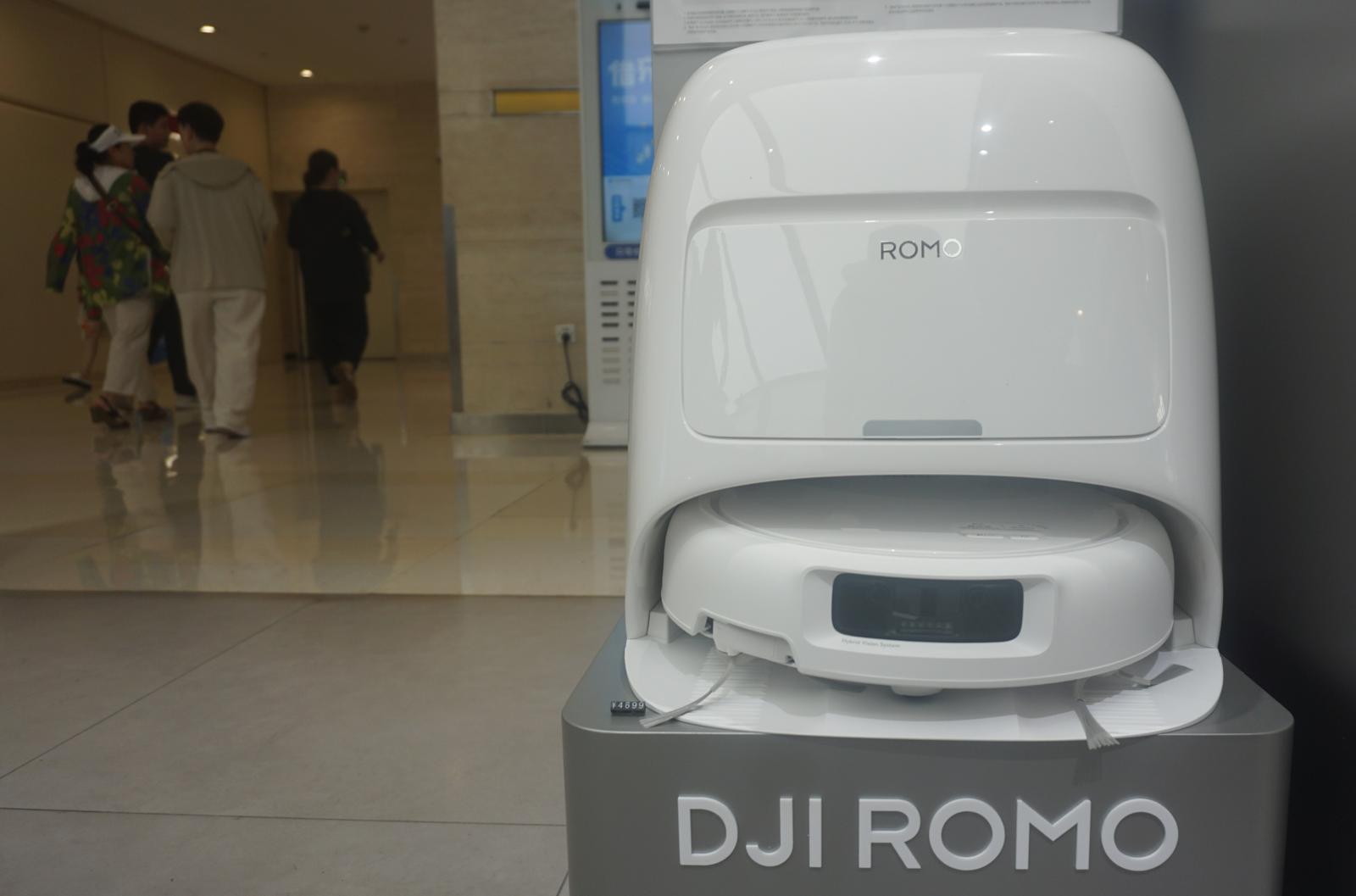 DJI 로봇청소기 ‘ROMO’가 중국 저장성 항저우의 DJI 매장에서 전시돼 있다. DJI는 최근 ROMO 관련 앱 보안 취약점이 확인됐지만 업데이트를 통해 조치를 완료했다고 밝혔다. 게티이미지