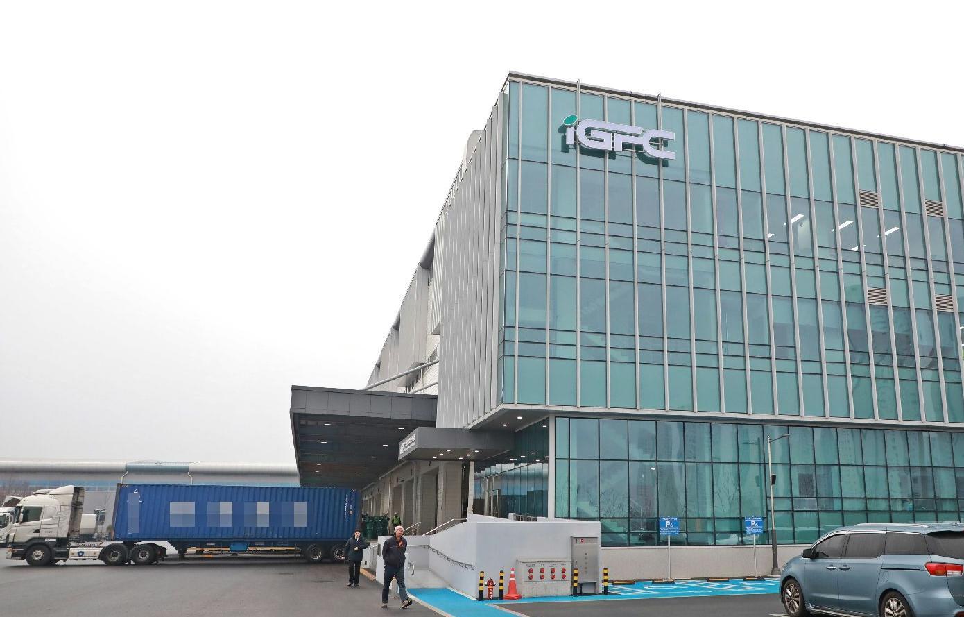 인천 연수구 아암물류2단지에 들어선 인천항 스마트 공동물류센터에 주차된 대형트럭에서 관계자들이 물건을 내리고 있다. 인천항만공사 제공