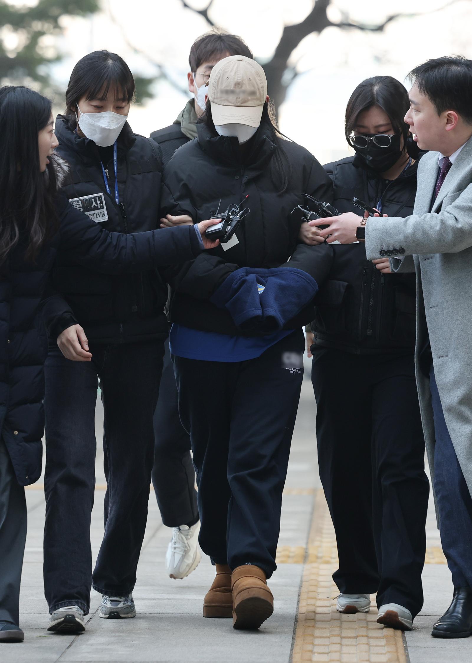 강북구 수유동 모텔에서 약물이 든 음료를 건네 타인을 숨지게 한 혐의를 받는 20대 여성이 12일 오전 서울 도봉구 북부지방법원에서 열린 영장실질심사(구속 전 피의자 심문)에 출석하고 있다.   경찰은 이 여성이 지난달 말 또 다른 남성에게도 동일한 수법으로 범행을 저지른 것으로 보고 숨진 이들의 부검을 진행 중이다. 2026.2.12/뉴스1