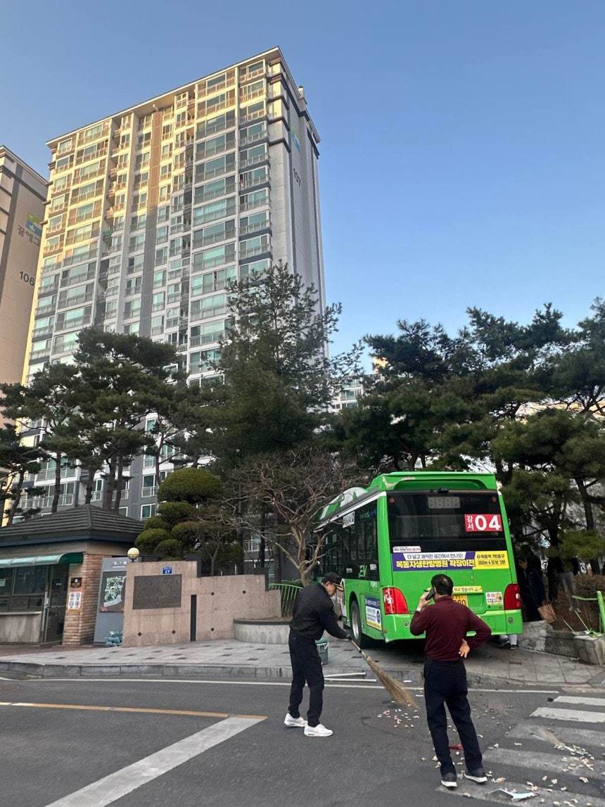 급출발 마을버스, 중앙선 넘어 5중 추돌…임산부 등 24명 부상