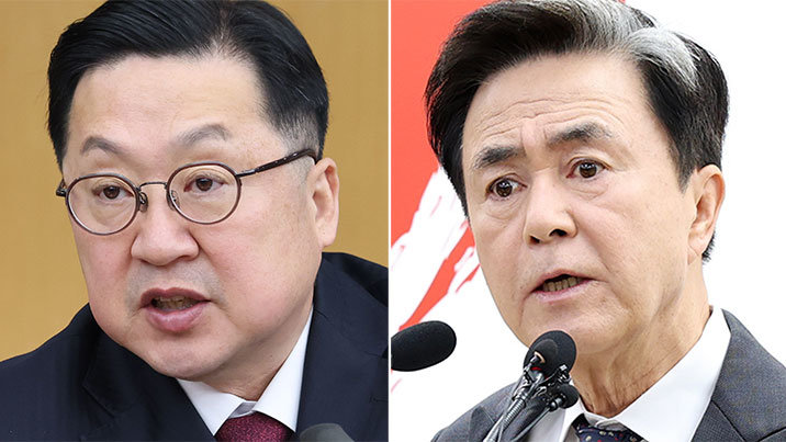 이장우 대전시장(왼쪽)이 9일 시청에서 주간업무회의를 주재하고 있다. 국민의힘에서는 현재까지 이 시장만 6·3 지방선거 대전시장 공천 후보자로 신청했다. 김태흠 충남도지사가 4일 도청 브리핑룸에서 기자회견을 하고 있다. 김 지사는 6·3 지방선거 충남도지사 공천 후보자 신청을 안 했다. 대전시·충남도 제공