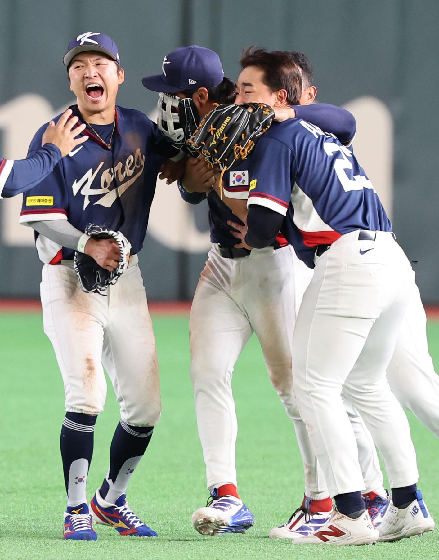 ‘캡틴’ 이정후(가운데)가 WBC 8강행을 확정한 뒤 글러브로 얼굴을 가린 채 감격의 눈물을 흘리고 있는 모습. 도쿄=뉴시스