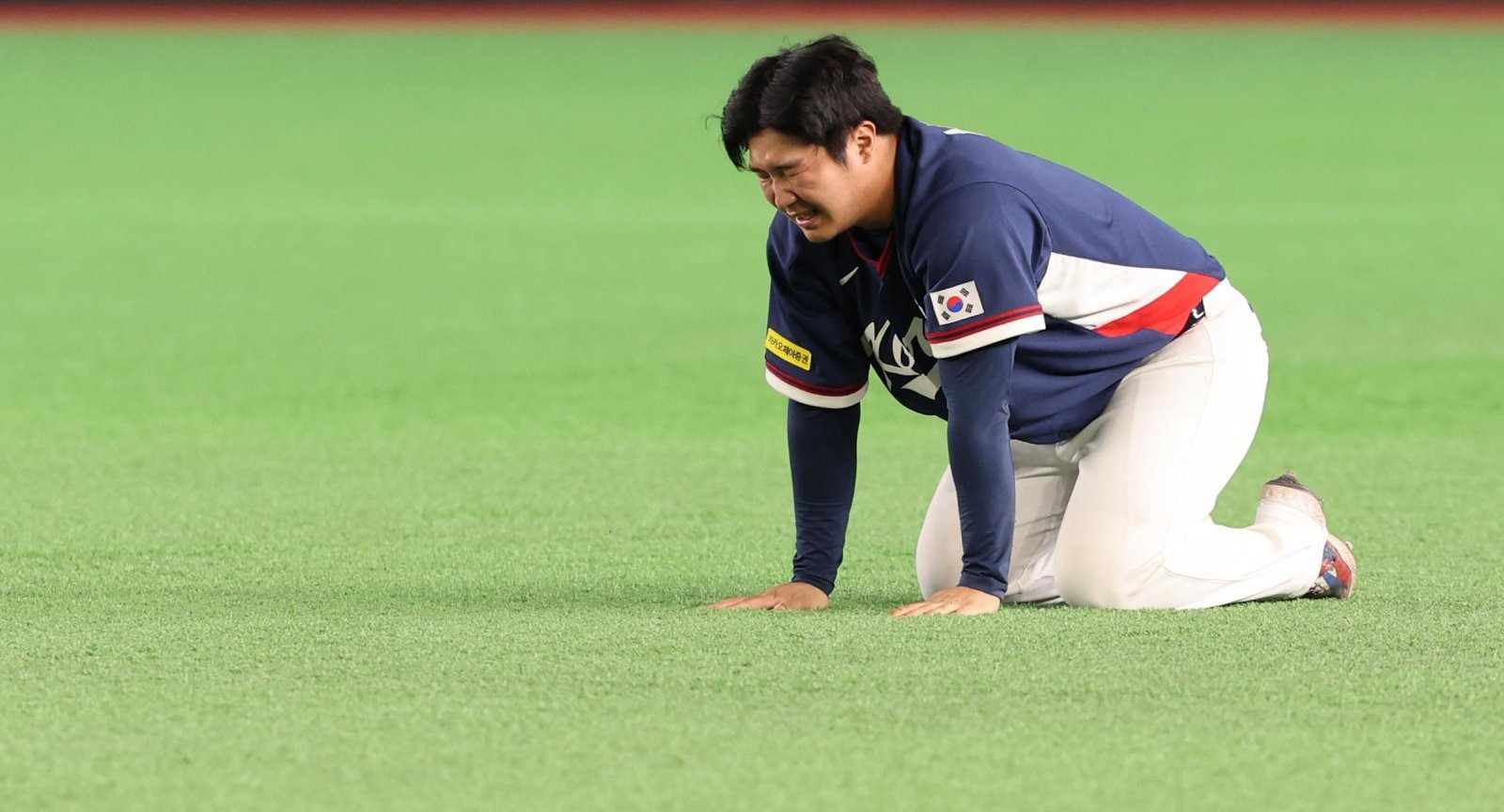 한국 야구 대표팀의 ‘보물’ 문보경이 9일 일본 도쿄돔에서 열린 호주와의 2026 월드베이스볼클래식(WBC) C조 조별리그에서 8강 진출을 확정한 뒤 그라운드에서 눈물을 쏟고 있다. 문보경은 이날 선제 투런포 등으로 4타점을 올리며 7-2 승리의 주역이 됐다. 문보경은 조별리그 4경기에서 11타점을 올렸는데 이는 역대 WBC 1라운드 최다 타점 신기록이다. 도쿄=뉴시스