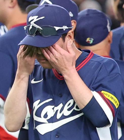 9일 WBC 8강 확정 후 선수단 몰래 눈물을 훔치고 있는 류지현 한국 야구대표팀 감독. 
도쿄=뉴시스