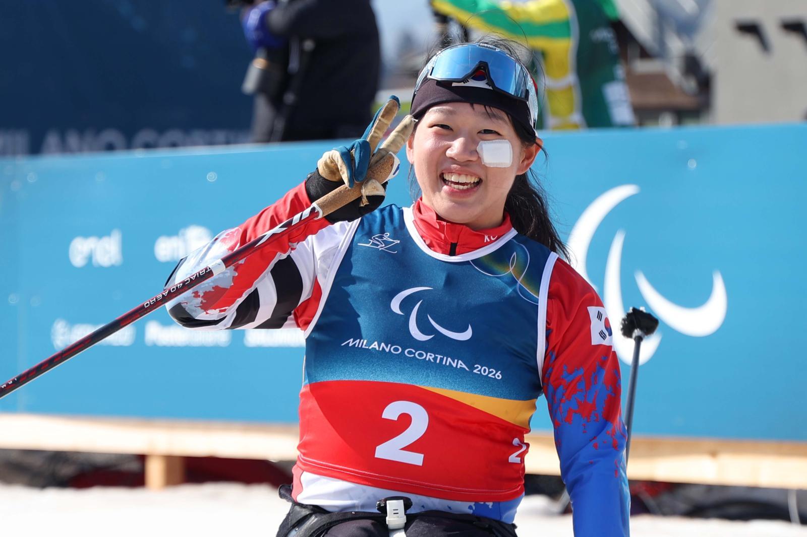 ‘스마일리’ 김윤지가 10일 열린 2026 밀라노-코르티나담페초 겨울패럴림픽 크로스컨트리스키 여자 개인 좌식 스프린트 결선에서 은메달을 따낸 뒤 브이(V) 세리머니를 하고 있다. 대한장애인체육회 제공