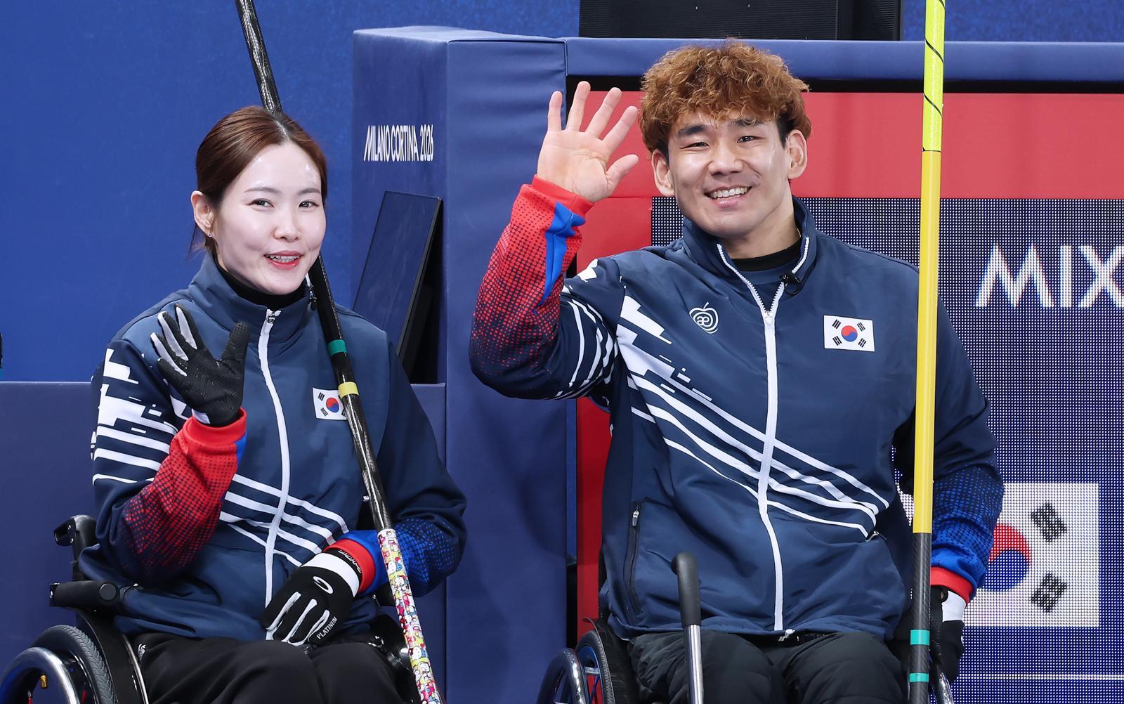 백혜진(왼쪽)-이용석 조가 10일(현지시간) 이탈리아 코르티나 컬링 올림픽 스타디움에서 열린 2026 밀라노-코르티나담페초 겨울패럴림픽(장애인올림픽) 준결승에서 미국을 꺾은 뒤 웃고 있다. 대한장애인체육회 제공