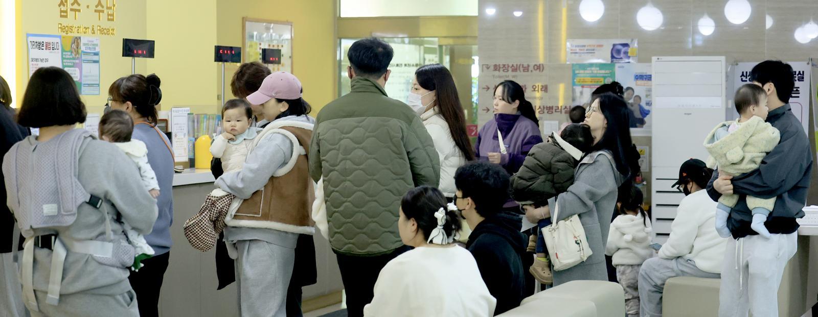새 학기가 시작되며 소아와 청소년을 중심으로 B형 인플루엔자 유행이 계속되고 있어 보건당국이 주의를 당부했다. 질병관리청은 유행 중인 B형 바이러스가 이번 절기 백신과 매우 유사해 예방 효과가 있고 치료제 내성 변이도 없는 것으로 확인됐다며 소아·청소년의 백신 접종을 권고했다. 동아일보DB
