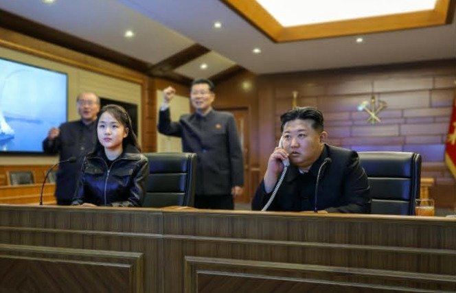 전날인 10일 김정은 북한 노동당 총비서와 그의 딸 주애가 최현호 전략순항미사일 시험발사를 참관하고 있다. (평양 노동신문=뉴스1)