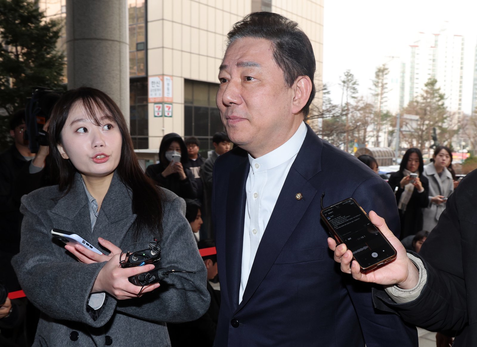 김병기 무소속 의원이 11일 오전 오전 마포구 서울경찰청 공공범죄수사대에서 공천헌금 수수 등 13개 의혹과 관련 피의자 신분으로 3차 조사를 받기 위해 출석하고 있다. 2026.3.11 뉴스1